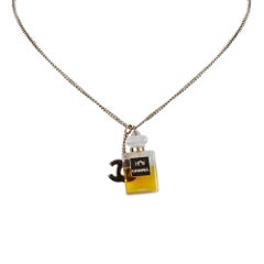 Collier bouteille de parfum Chanel No.5 avec pendentifs logo "CC" en or