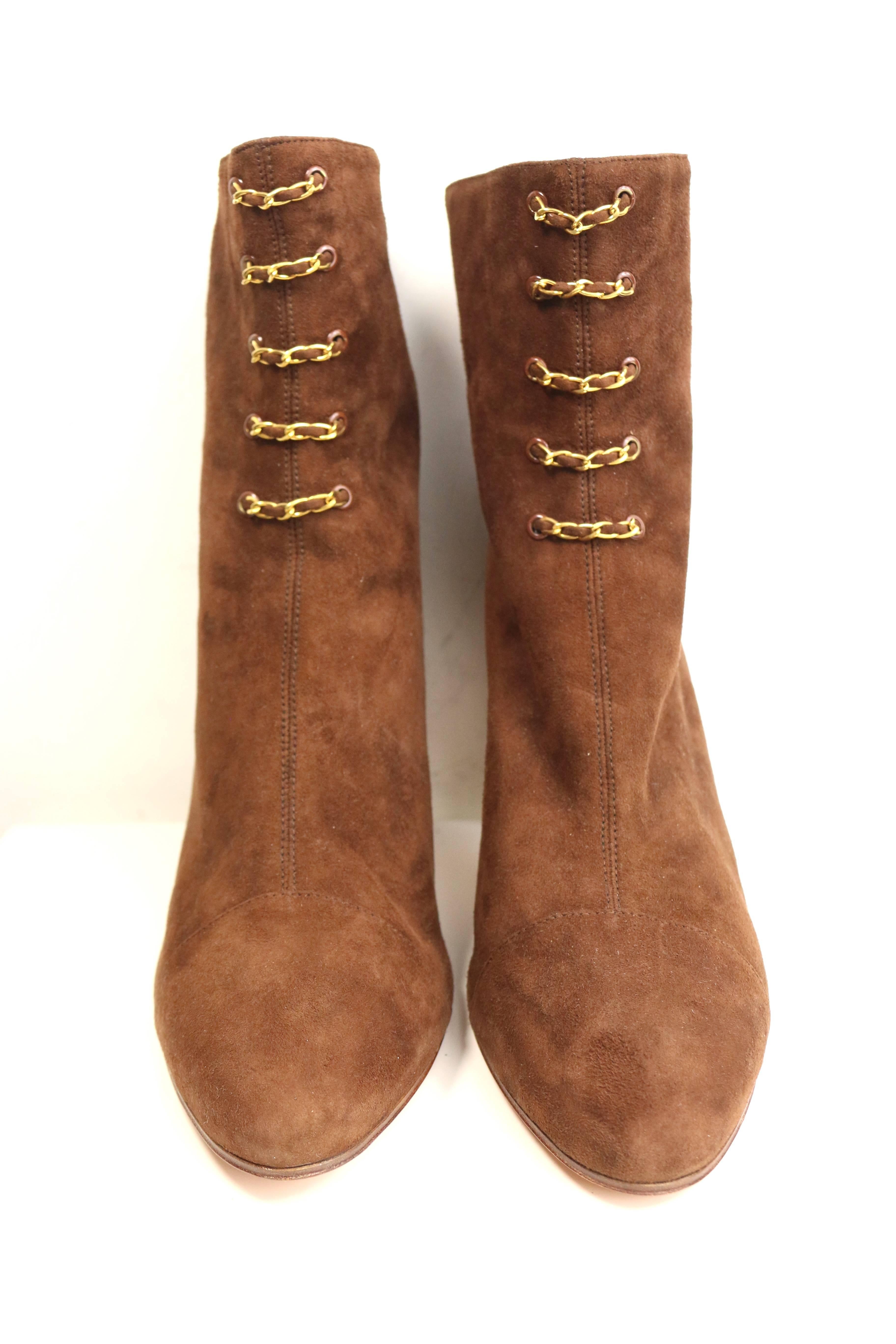 - Vintage 90s Chanel brown suede gold chain panel ankle boots. 

- Decorative front panel gold chain detail. 

- Pointy toe. 

- Back zip closure. 

- Size 37.5 

