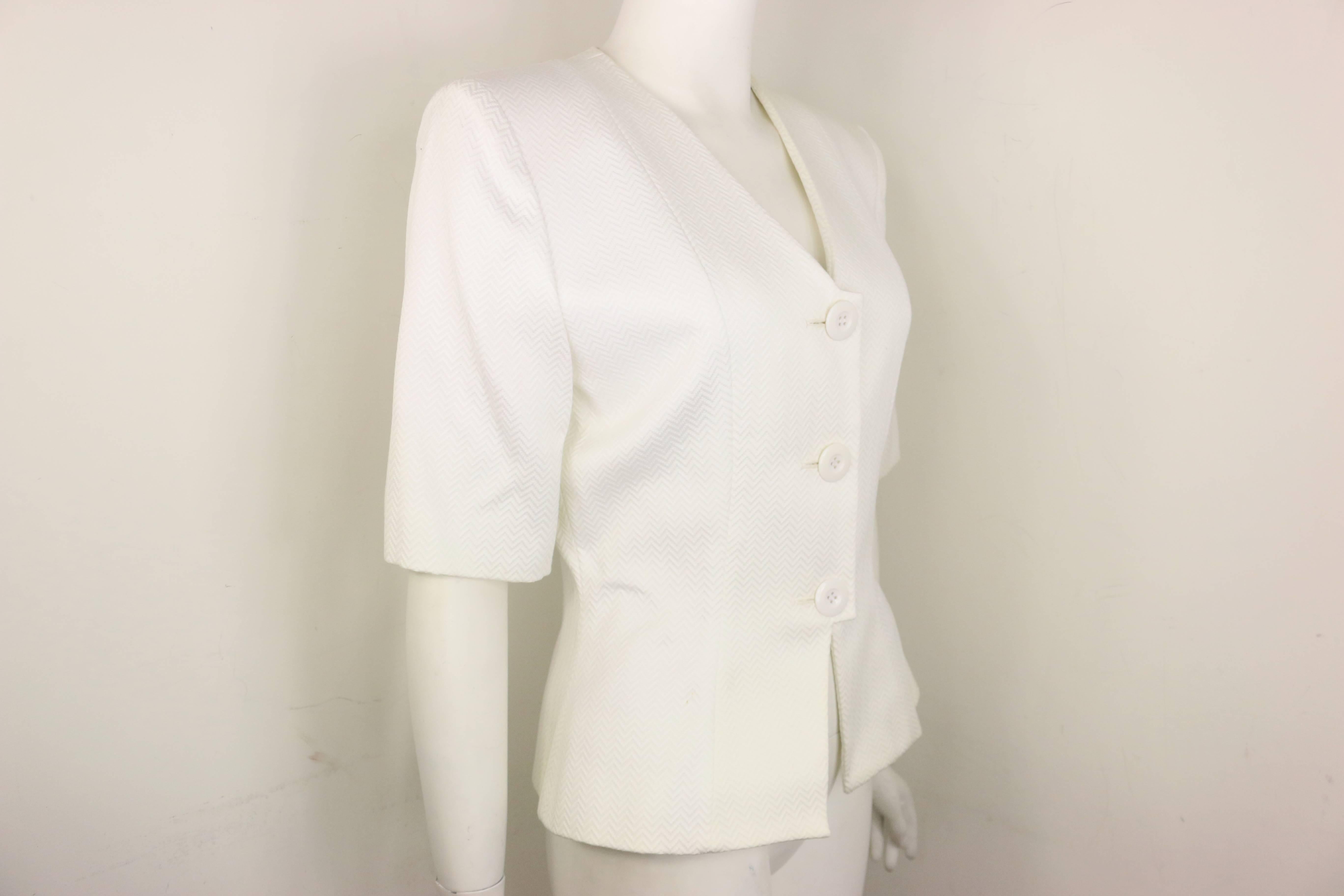 - Vintage Yves Saint Laurent white cotton short sleeves blazer. 

- Featuring a chevron pattern, a shoulder pad, v-shaped neckline, and white buttons closure. White button on each sleeve. 

- Size 38 FR, 6 US. 



- 