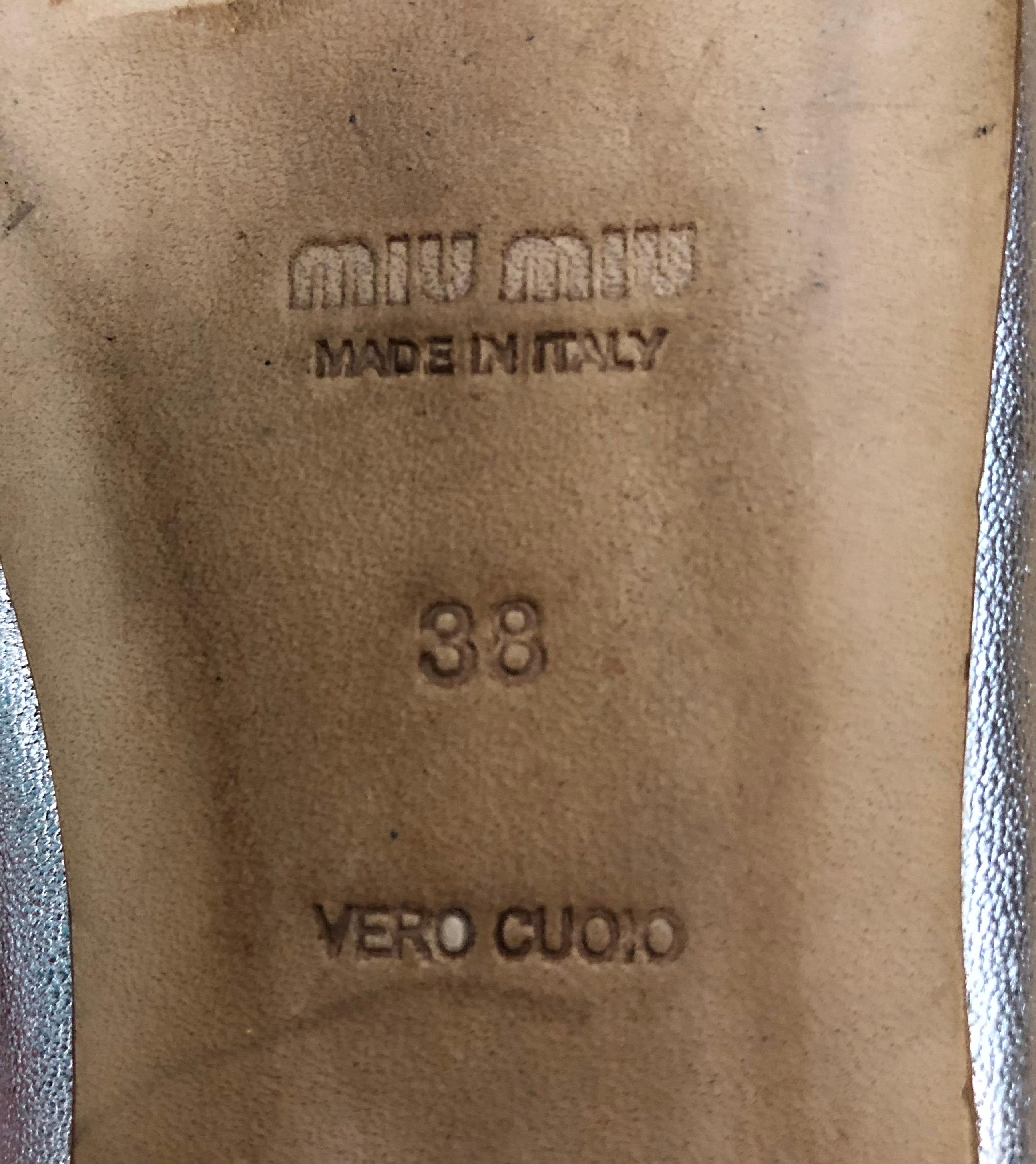 Mui Chaussures à bout ouvert en métal argenté métallisé Excellent état - En vente à Sheung Wan, HK