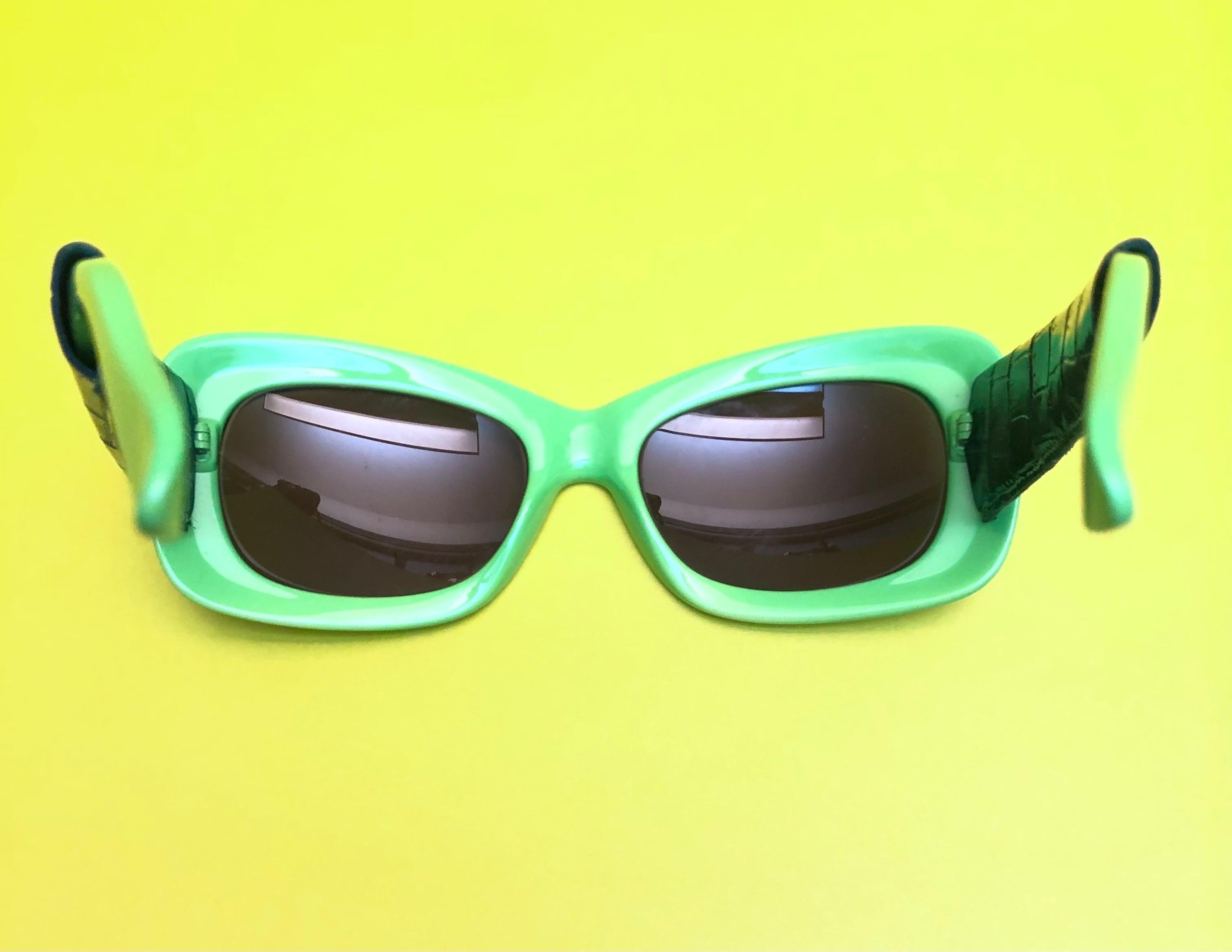 Gianni Versace Lunettes de soleil en cuir de crocodile vert Excellent état - En vente à Sheung Wan, HK