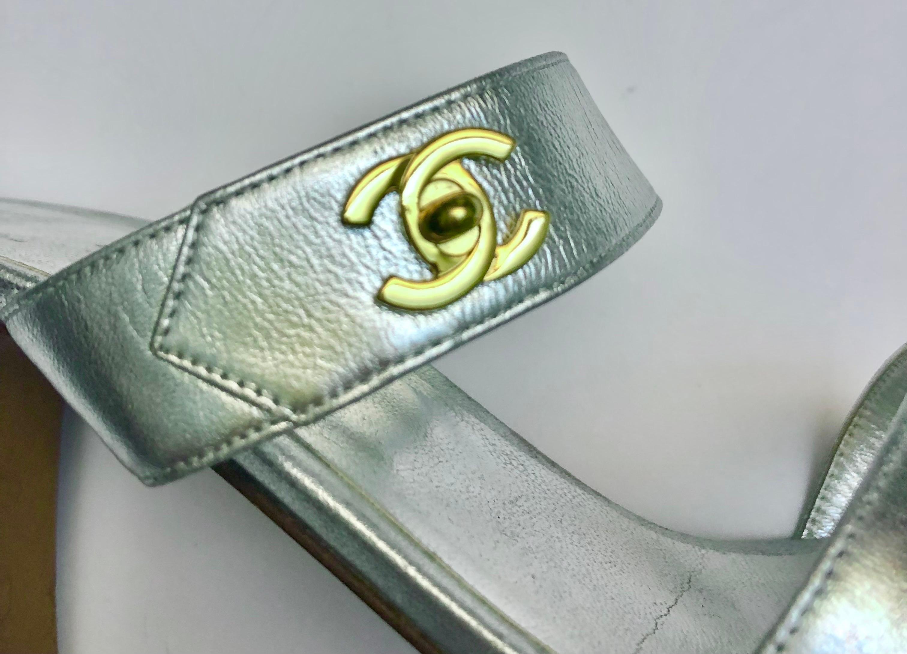 Chanel Sandalias de tiras de piel plateada metalizada con logotipo CC dorado en Bueno estado para la venta en Sheung Wan, HK