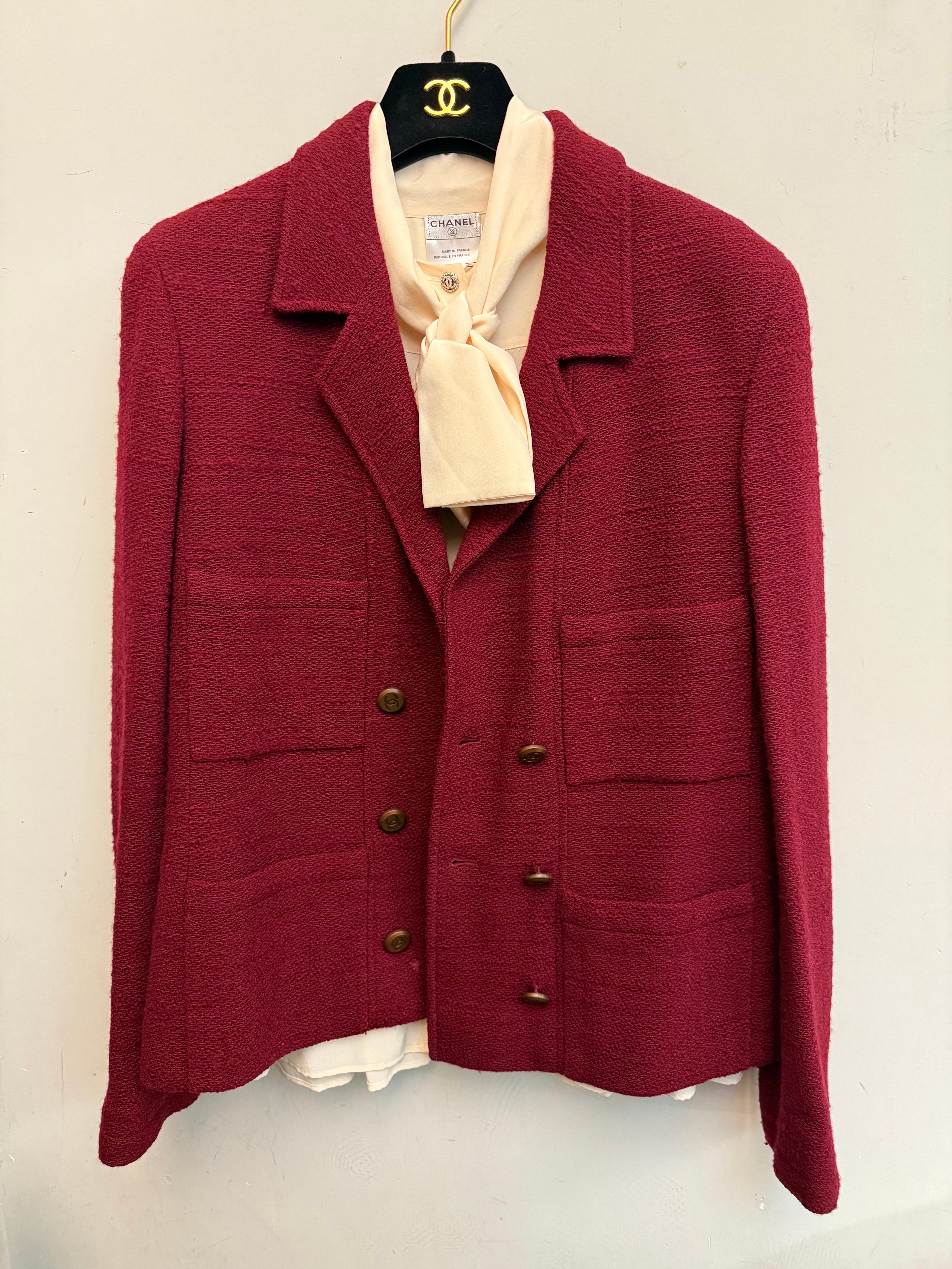 - Burgunderfarbene Wolljacke von Chanel aus der Herbstkollektion 1998. 

- Klassische, kastenförmige Passform.

- Kragen und Schulter gepolstert. 

- Ausgestattet mit sechs bronzefarbenen CC-Knöpfen als Verschluss. 

- Vier offene Vordertaschen. 

-