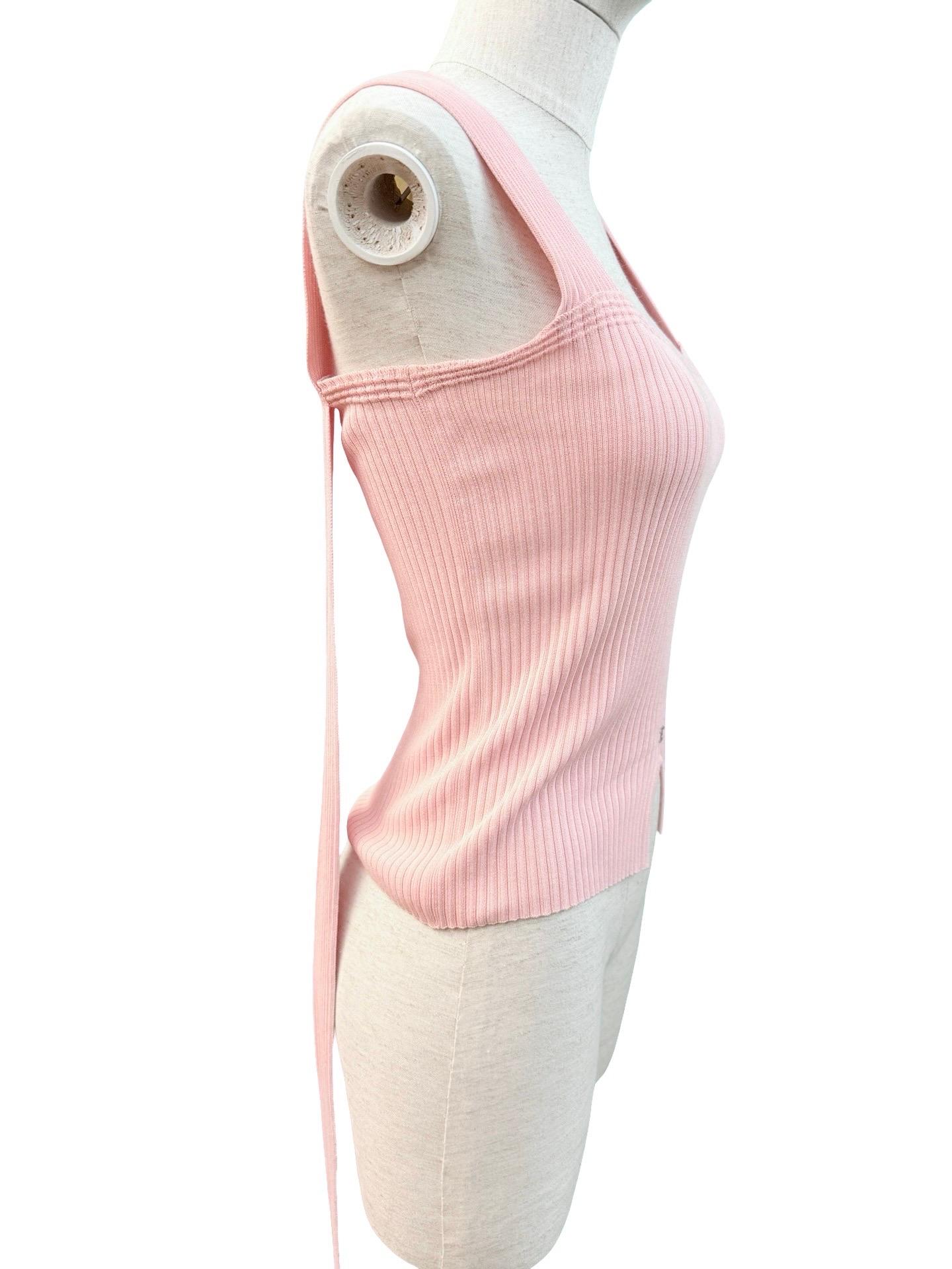 - Canotta Chanel in maglia rosa della collezione 1999. 

- Ritagliate sul davanti con ferramenta CC. 

- Fabrice extra attaccata dalla tracolla alla schiena. Can Style in diversi modi. 

- Taglia 38. 

- 67% Rayon, 33% cotone. 



