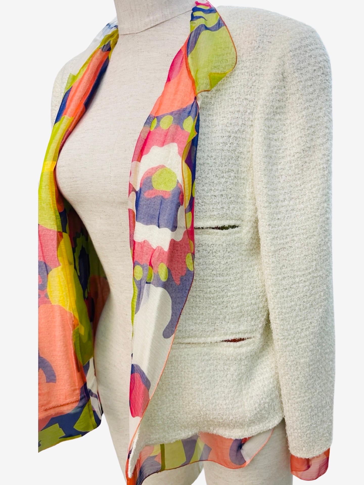 - Giacca Chanel in tweed color crema della collezione 2000. 

- Interno in chiffon di seta con stampa floreale multicolore che si estende oltre l'orlo, il colletto e i polsini per dare l'impressione di indossare una giacca sopra una camicetta. 

-