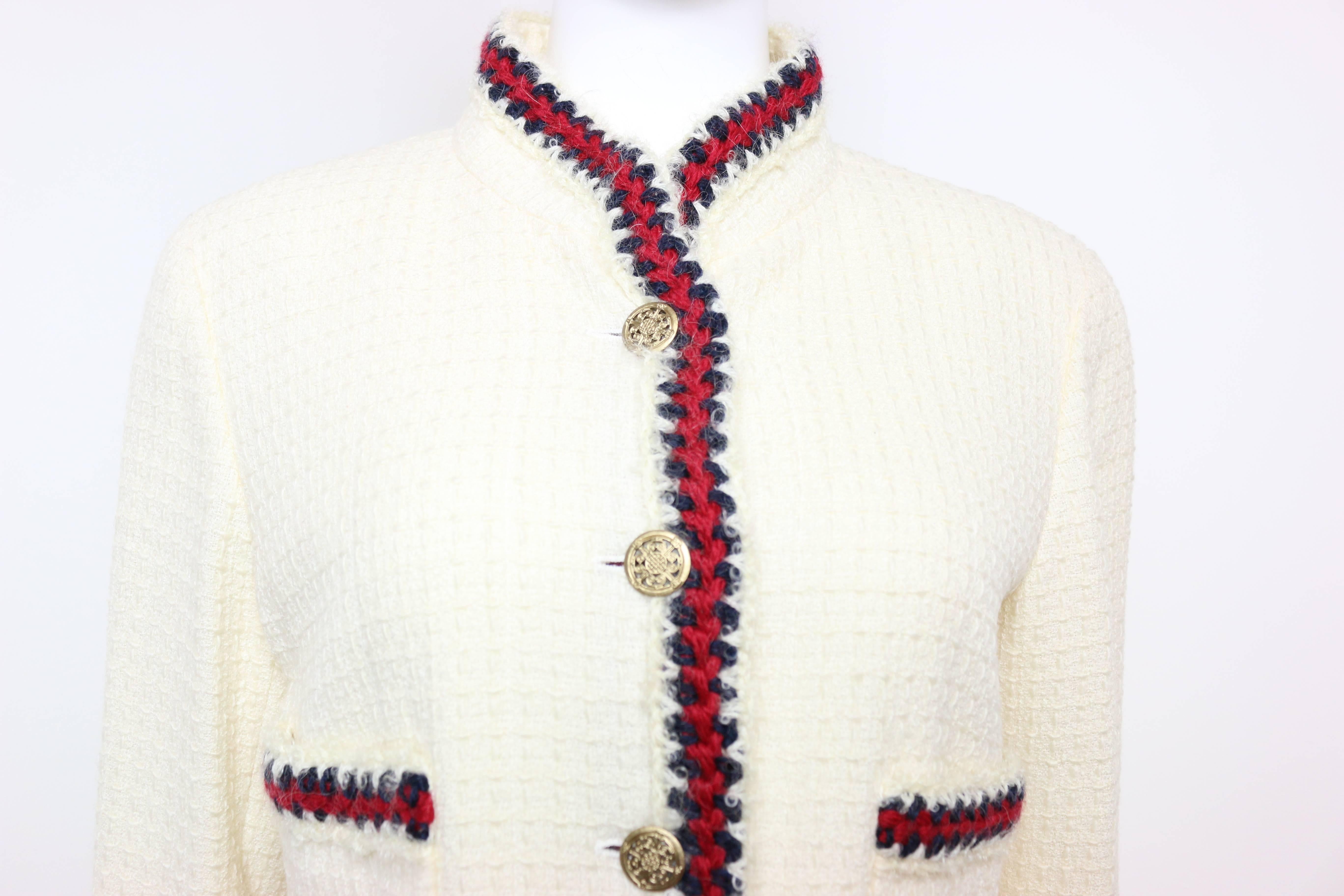 - Elegant and classic Chanel white wool tweed mandarin collar jacket from 2010P collection. 

- It is featuring four front pockets with five front centre buttons and three buttons on each cuff. 

- 100% wool.

- Fully lined.

- Chain at