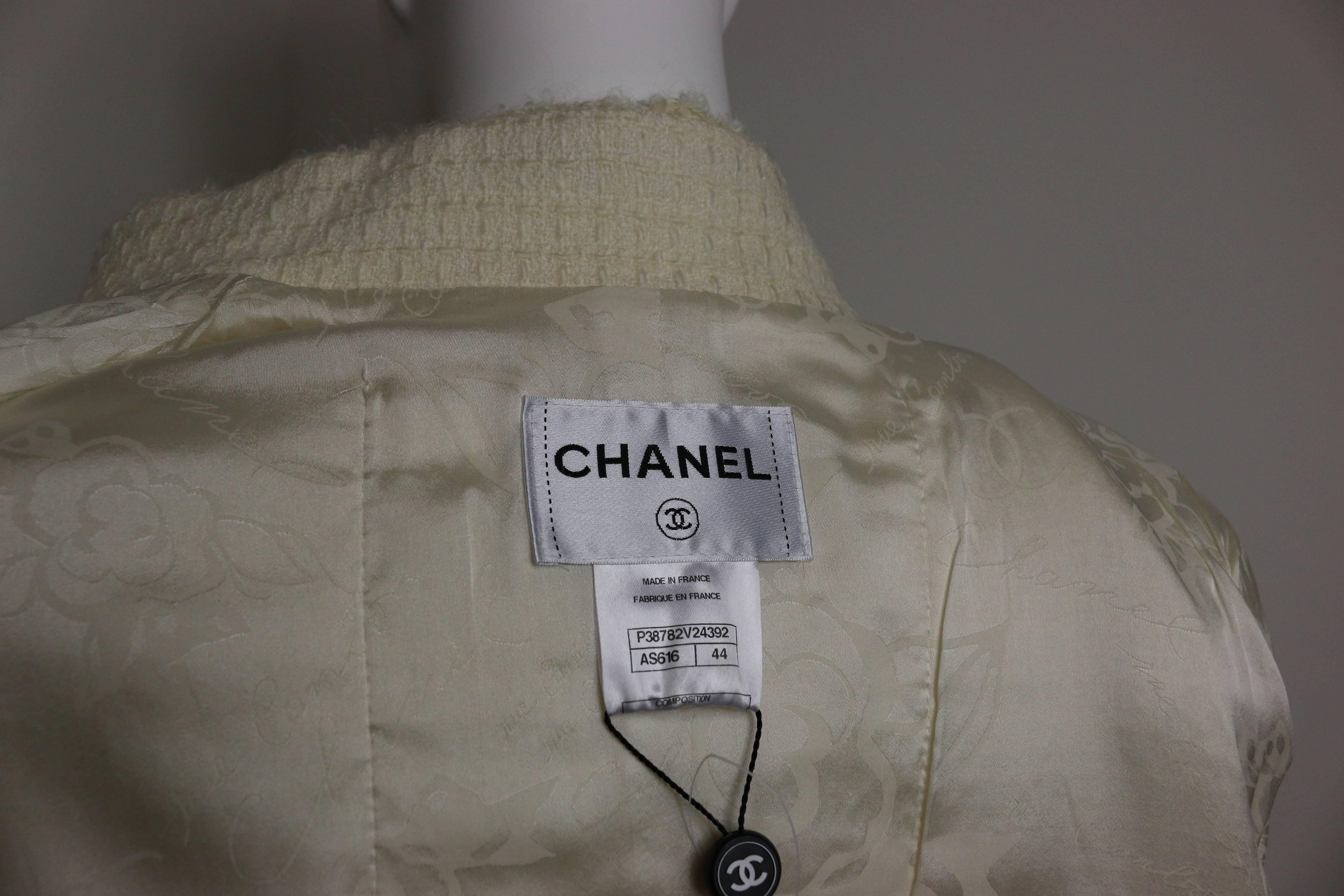 Women's Chanel Classic White Wool Tweed Mandarin Collar Jacket