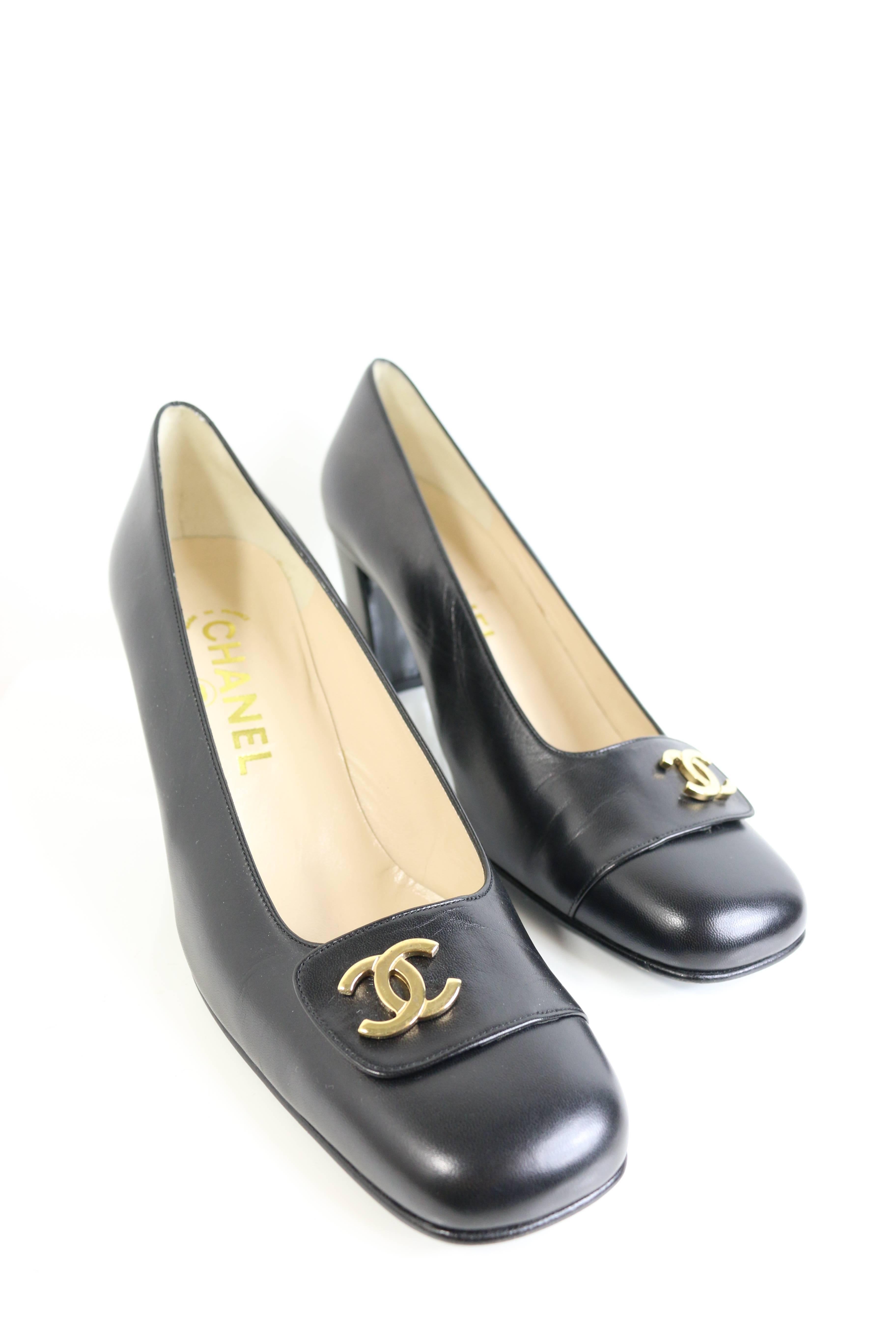 - Vintage 90s Chanel classic and timeless black leather "CC" logo square toe heels. 

- Size 38.5. 

- Made in Italy 


