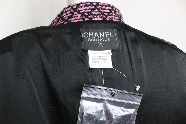 Women's Unworn 1995 Chanel Black Pink Boucle Tweed Jacket  For Sale