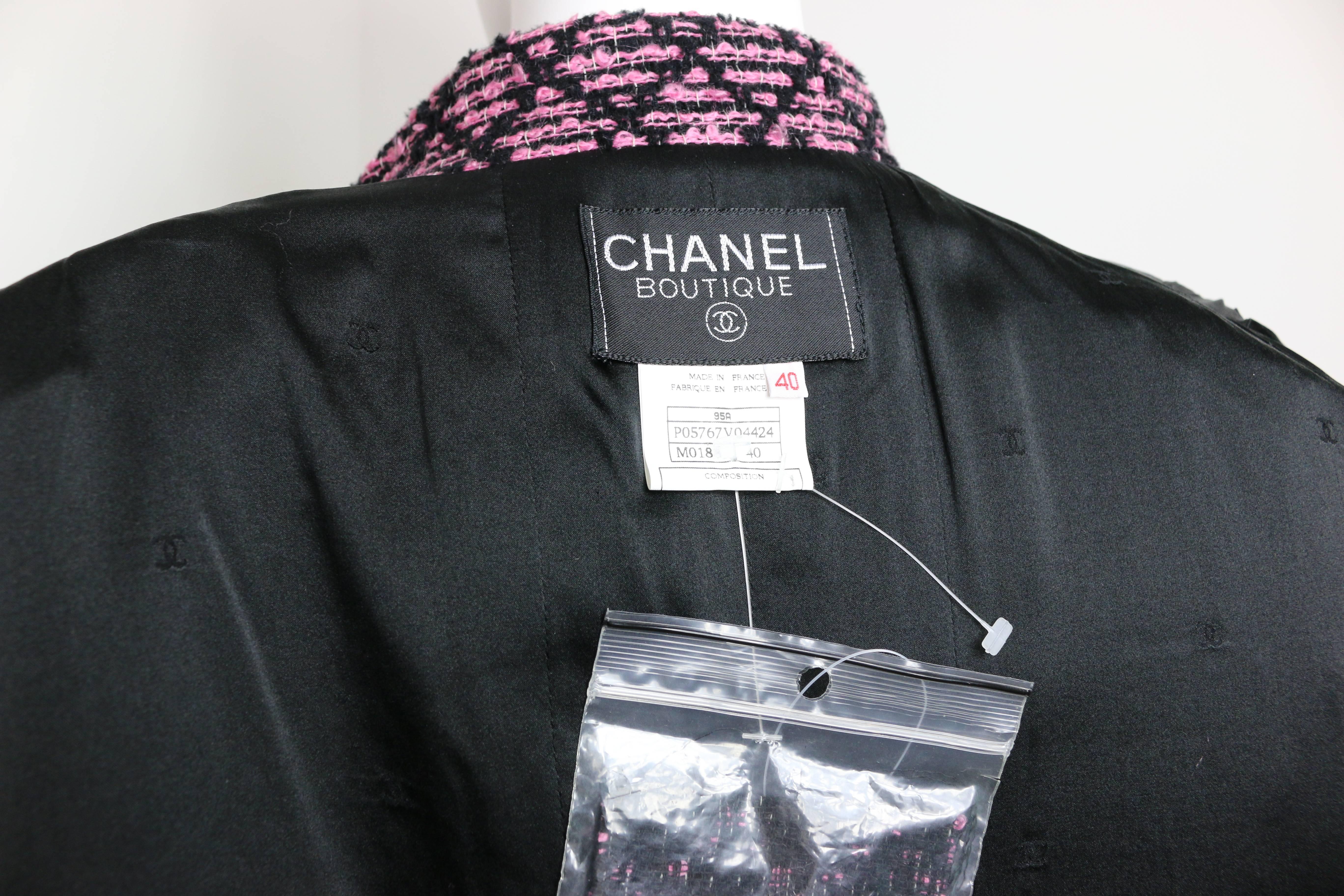 Women's Unworn 1995 Chanel Black Pink Boucle Tweed Jacket 