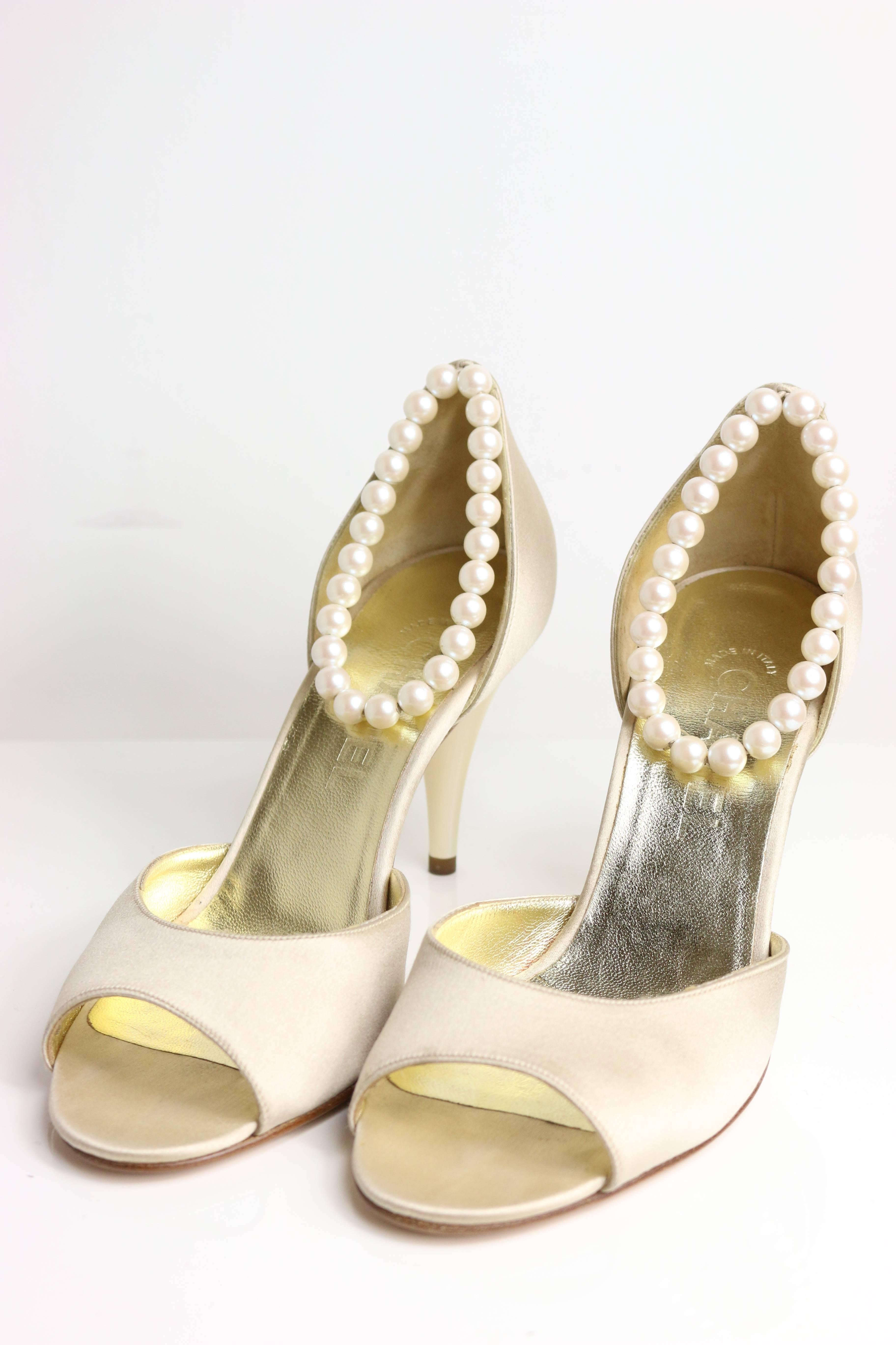 - Chanel classic and elegant nude satin d'orsay peep toe pumps.

- Featuring synthetic pearl elastic ankle straps.

- Nude satin body. 

- Cream heels.

- Height: 15cm I Heels: 7cm I Long: 19cm. 

- Italy size 38.5.

- Comes with dust bag. 

-