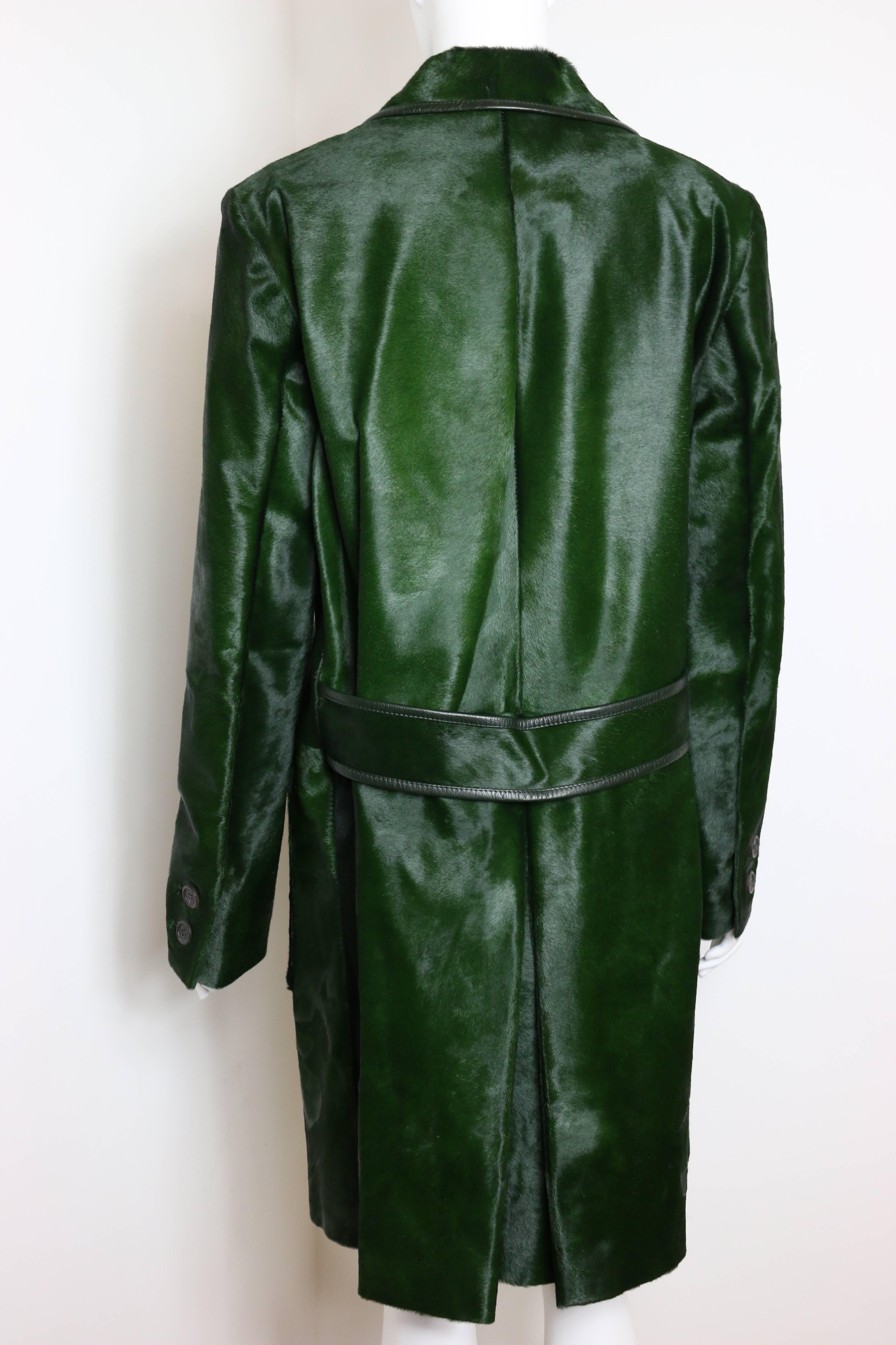 Donna Coates in cavallino verde di Prada