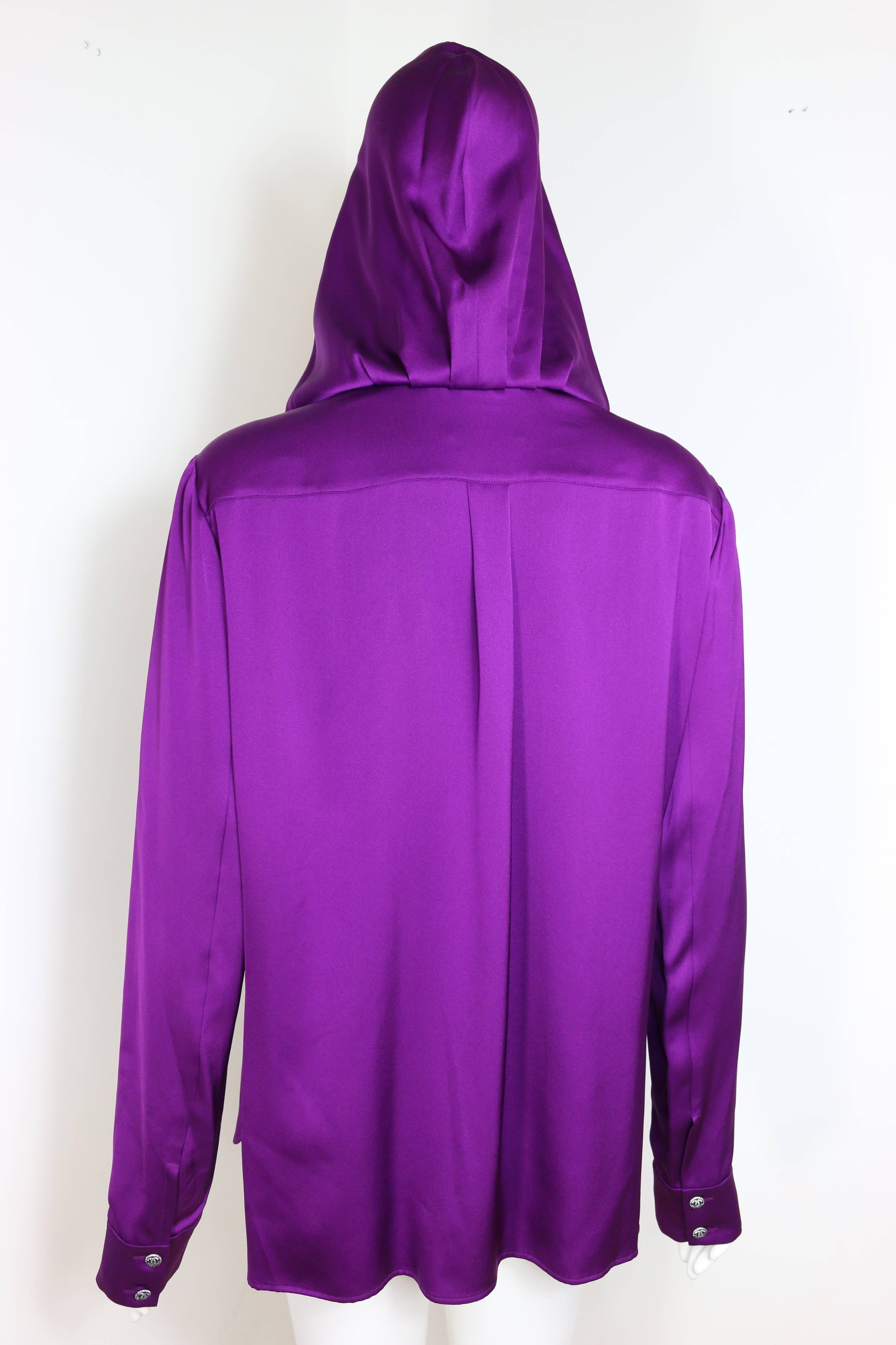 Violet Chanel - Chemise en soie violette avec capuche amovible  en vente