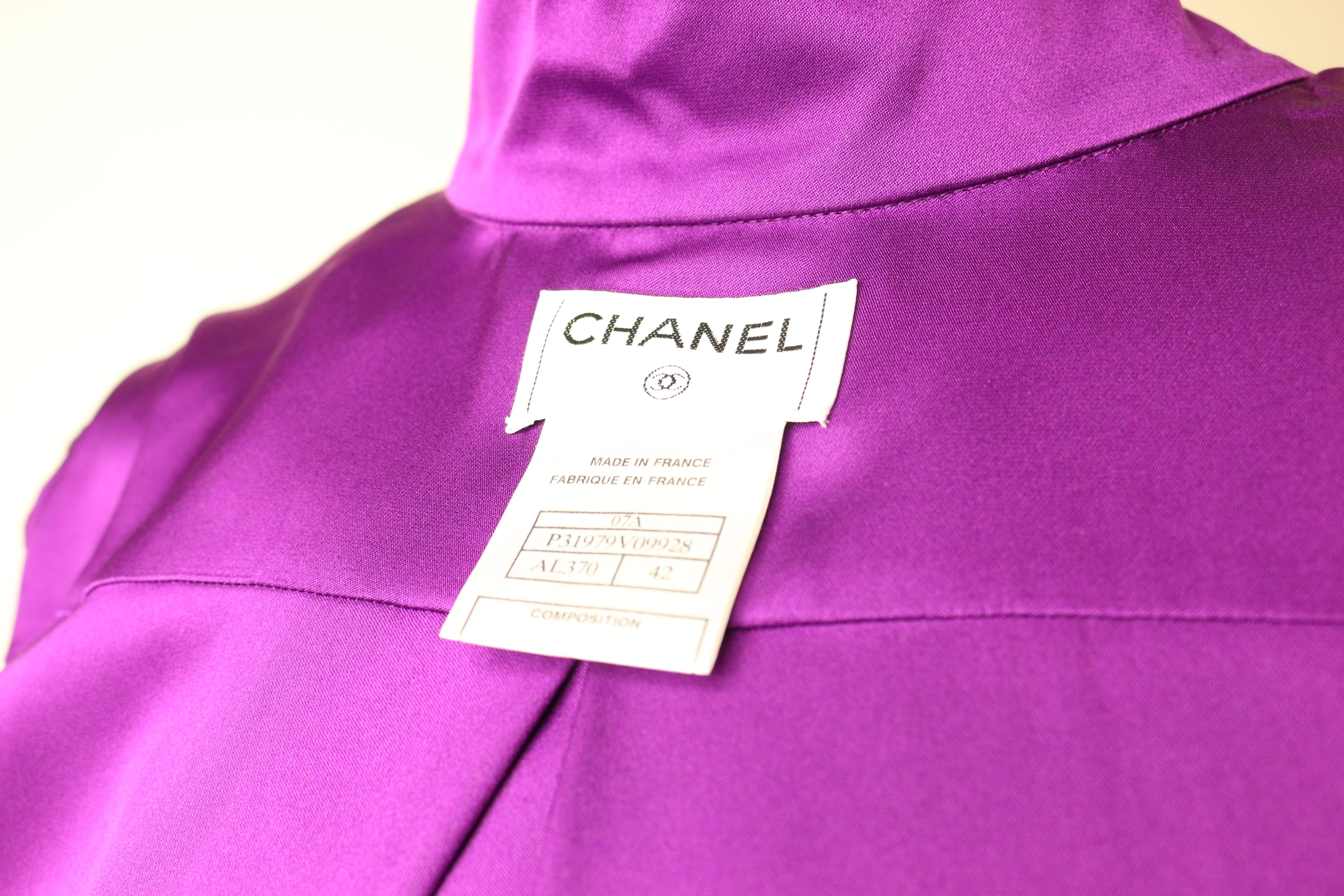 Chanel - Chemise en soie violette avec capuche amovible  en vente 1