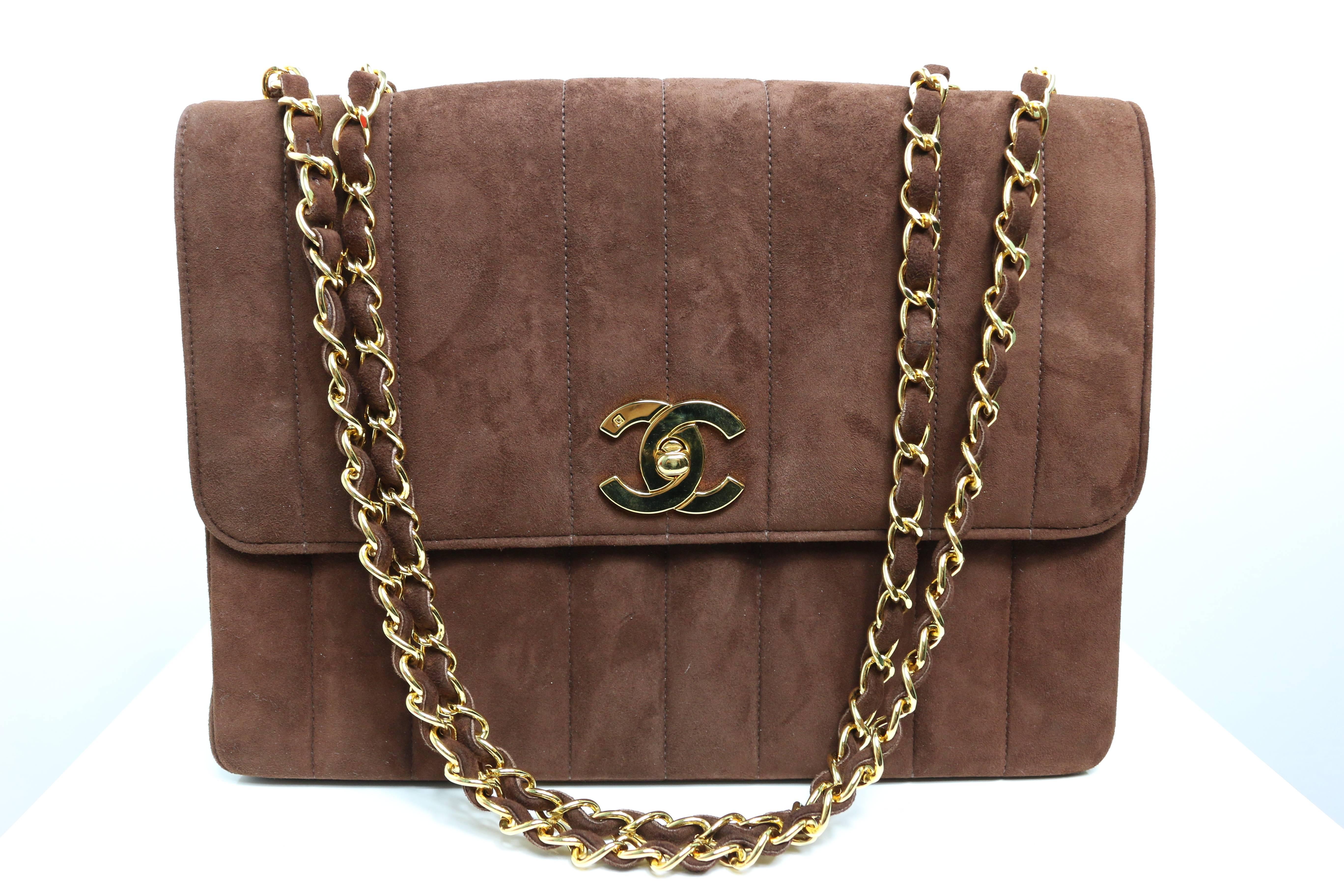 - Vintage 90s Chanel brown vertical quilted suede flap shoulder bag with gold chain. 

- Height: 19cm I Gold Chain Height: 24cm I Long: 26cm I Width: 8cm. 