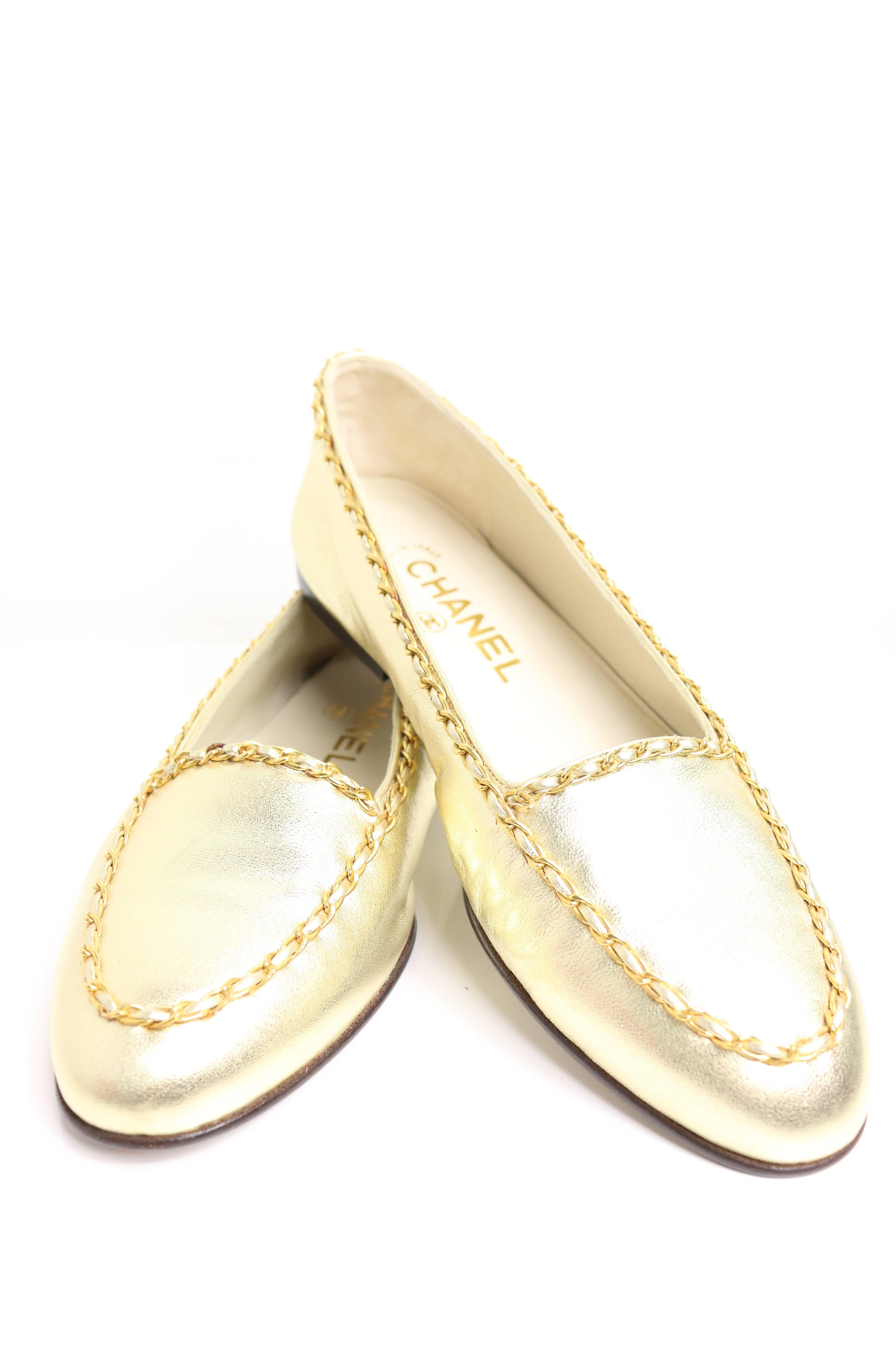 - Vintage 90s Chanel classic gold lambskin leather flats with gold chain. 

- Size 38 Italy. 