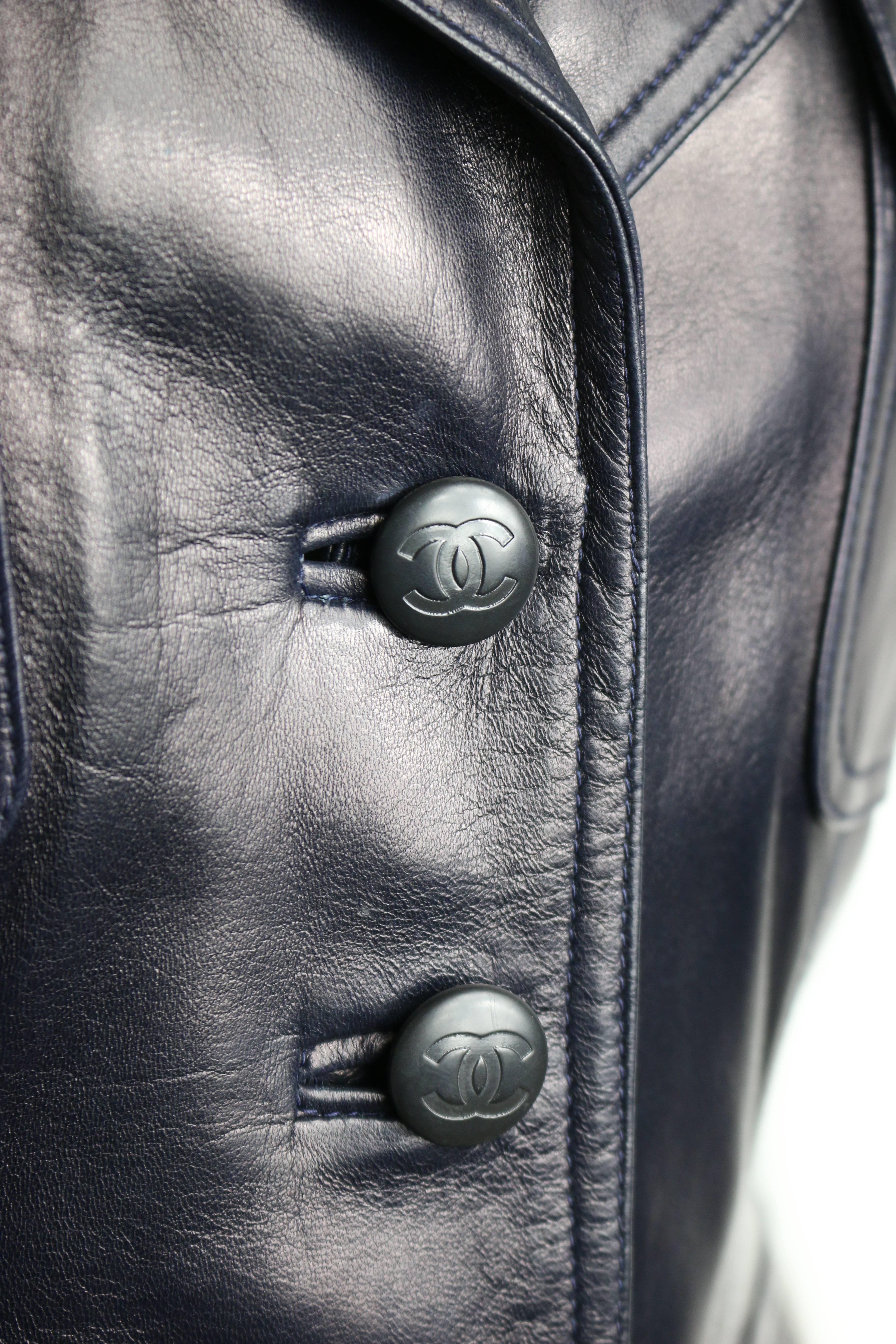 - Vintage Chanel navy lambskin leather vest from 1996C collection. 

- Size 40.

- Shoulder: 15cm I Height: 60cm I Bust: 35cm I Waist: 72cm. 

