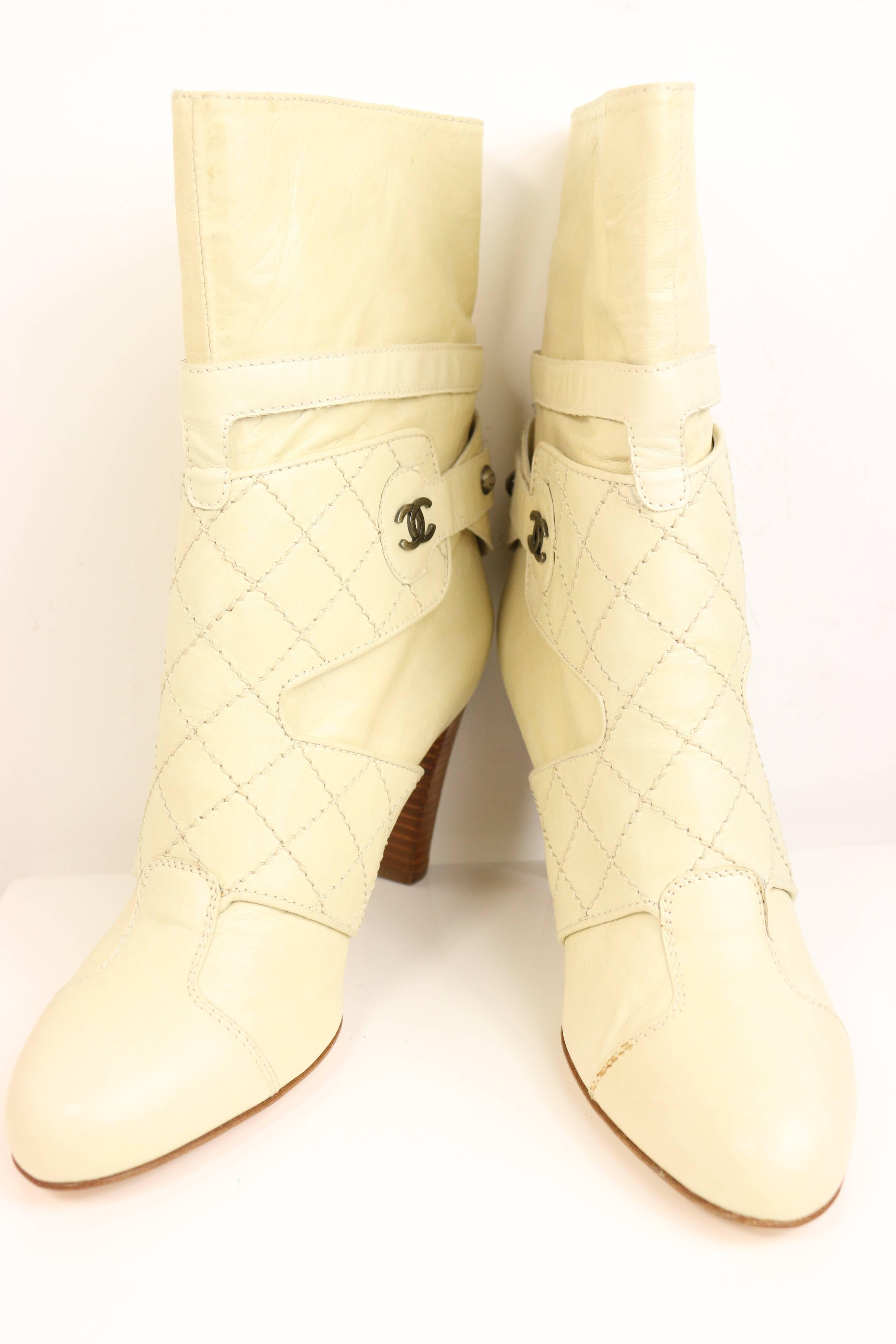 - Chanel cream leather quilted ankle boots. 

- SIze 38.5 Italy. 

-  Height with heels: 10.5in I Length: 8in 

