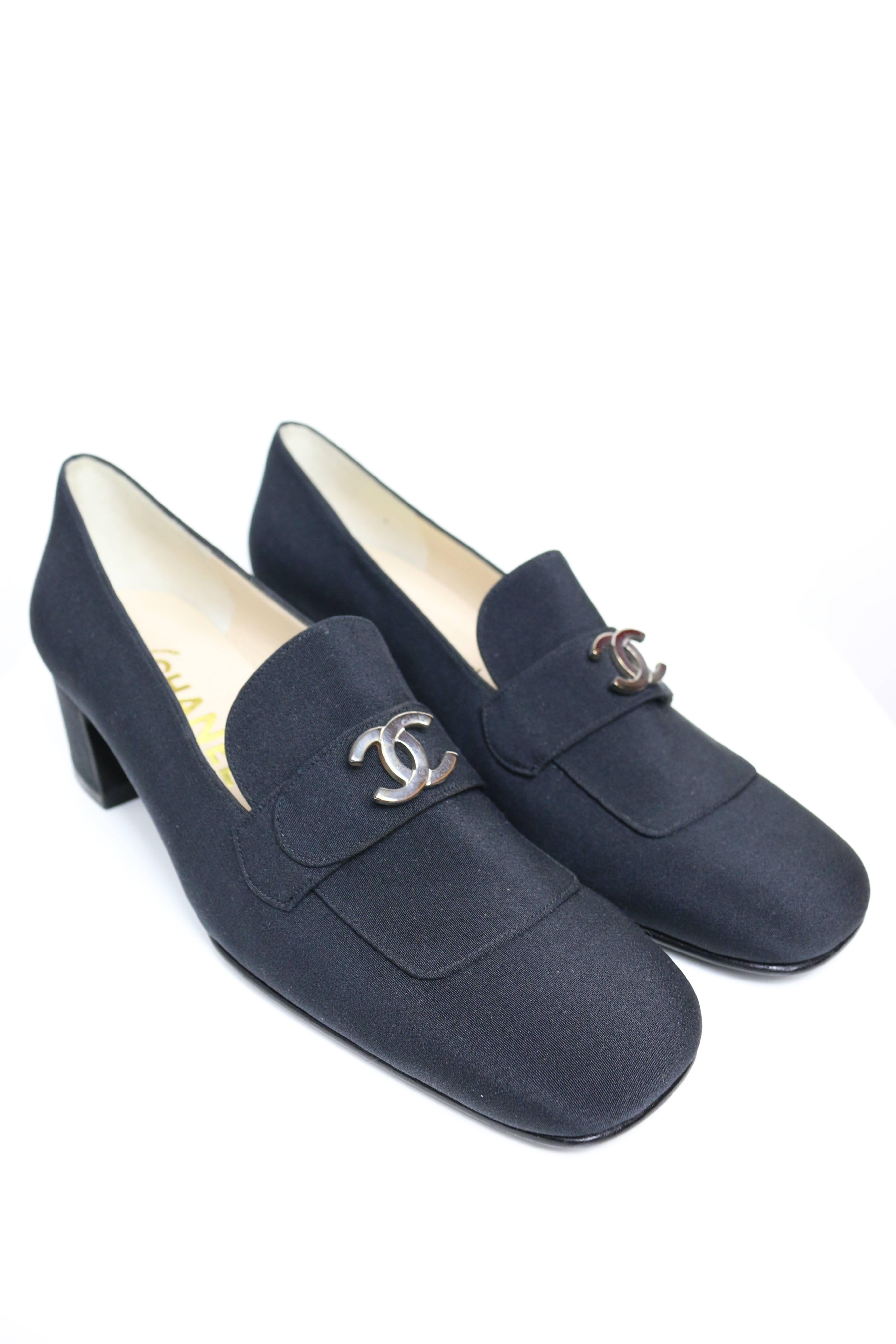 - Vintage 90s Chanel black silk Mary Jane square toes shoes with silver CC logo. 

- Height : 10cm( 5cm heels). Length: 23cm. 

- Size 38. 

- Include: Dust Bag. 

