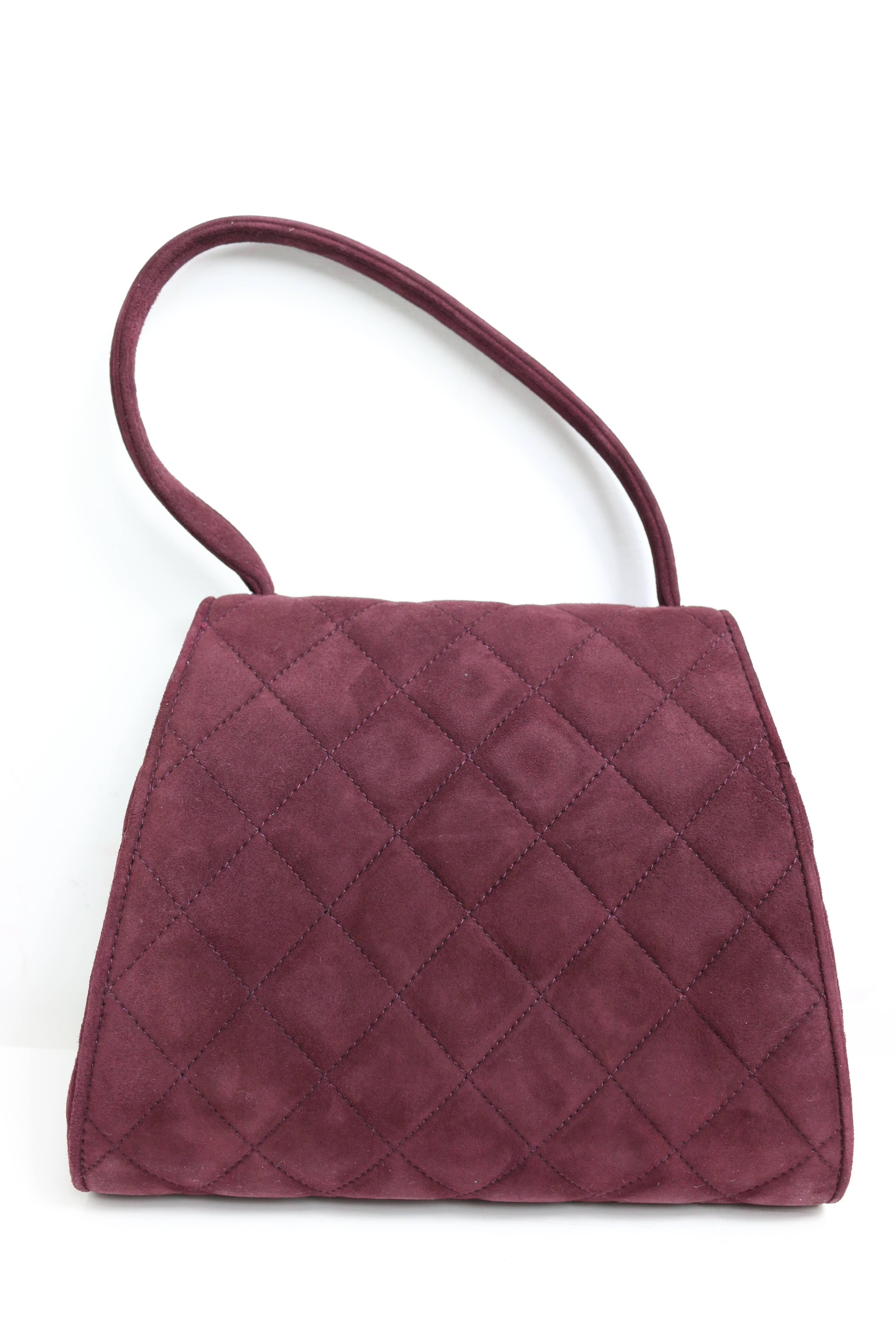 - Vintage 90s Chanel burgundy suede quilted flag handbag. 

-- Height: 17cm I Top Length: 16cm. Bottom Length: 20cm I Strap: 14cm I Width: 7cm. 

