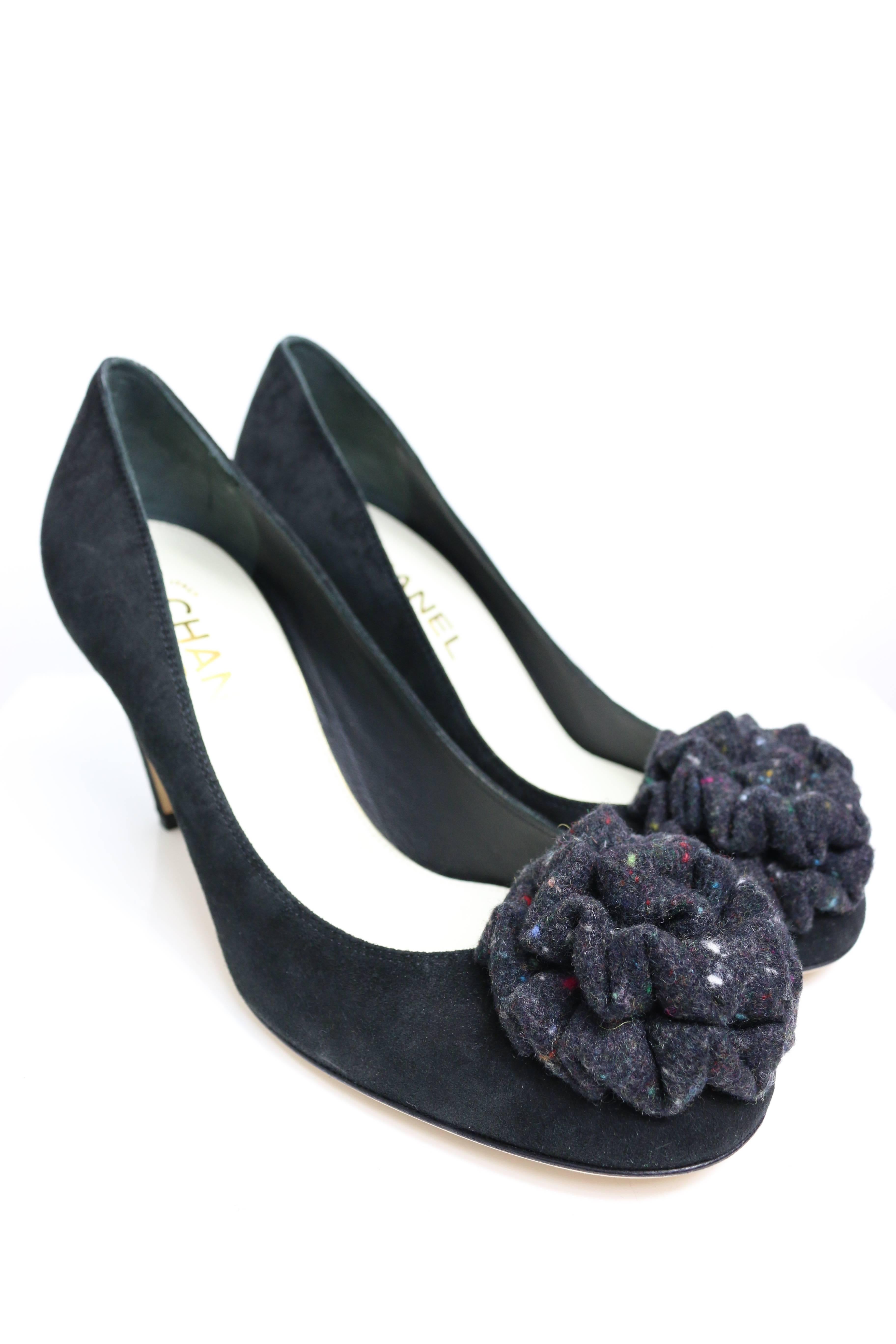 -- Chanel ruban de laine grise sur le devant des talons en daim noir. 

-- Logo CC doré à l'arrière des talons. 

-- Taille 39. 

- Longueur : 22cm I Talons : 14cm. 

