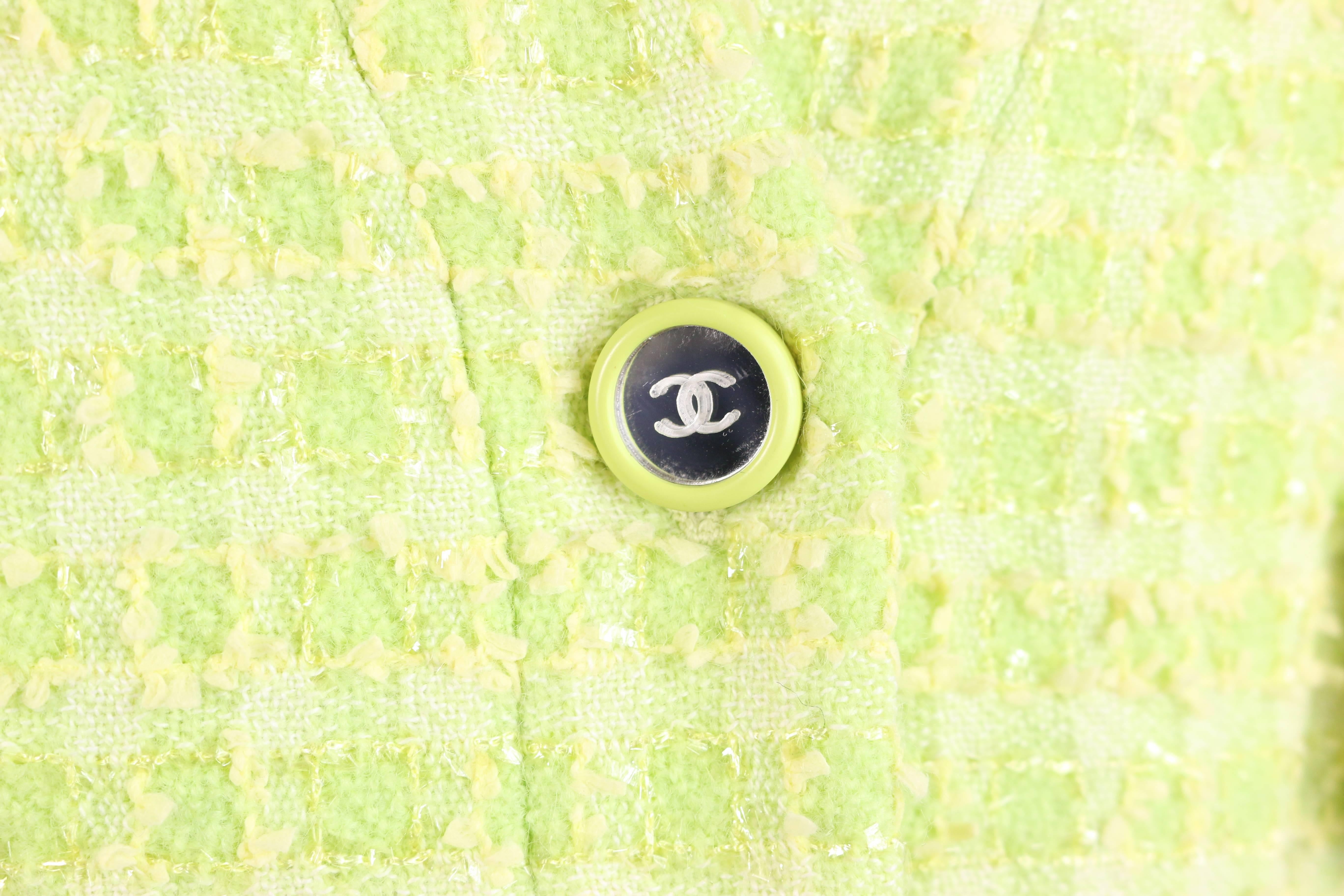 - Vintage Chanel apple green/white cotton and wool blend iridescent collarless cropped tweed jacket from 1995c collection. 

- Featuring three "CC" mirror front buttons fastening, four front flap pockets. and two "CC" mirror