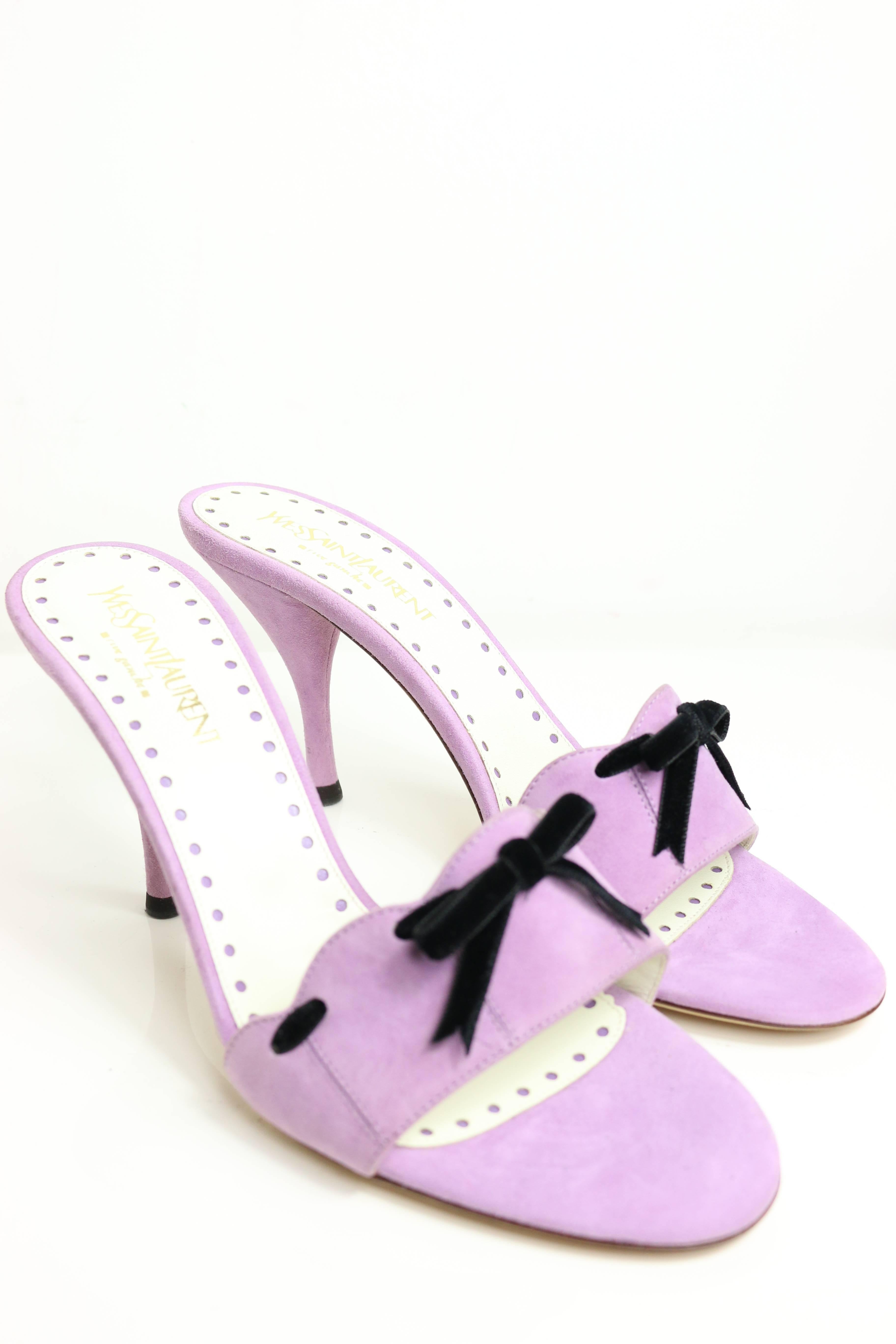 - Yves Saint Laurent lavender suede bow-embellished sandals. 

- Size 38. 

- Made in Italy. 

- Long: 20cm I Heels Height: 9cm 

