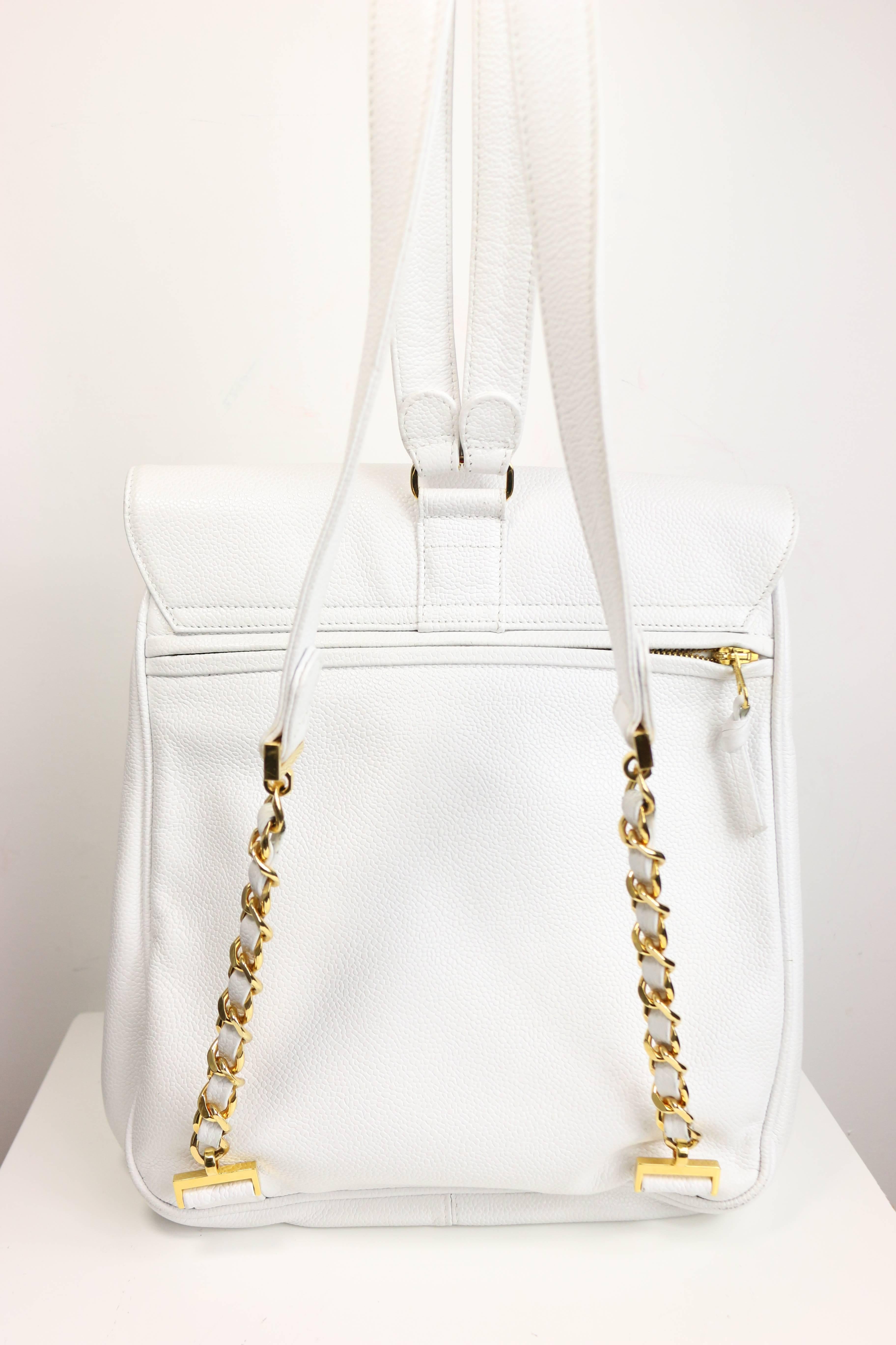 - Vintage Chanel white caviar leather gold logo backpack bag from 1994 to 1996 collection. 

- Sizes: 25 x 24 x 12 cm .

