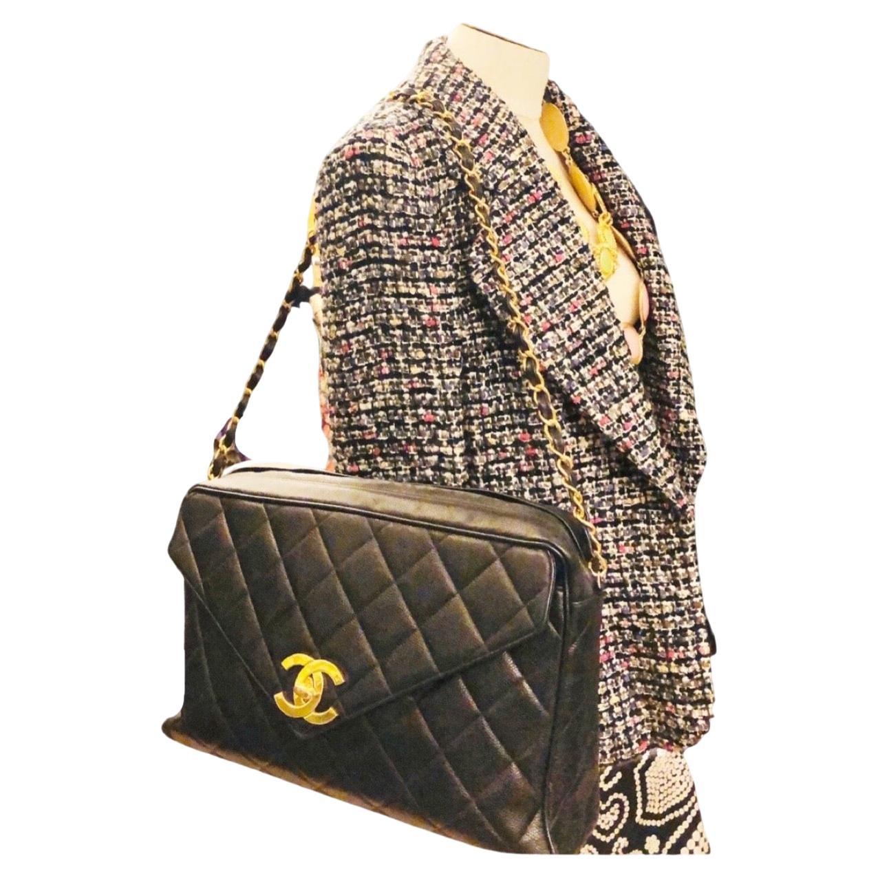 - Vintage 90s Chanel caviar noir matelassé maxi jumbo enveloppe  sac à bandoulière. 

- Fermeture à glissière avec boule dorée 