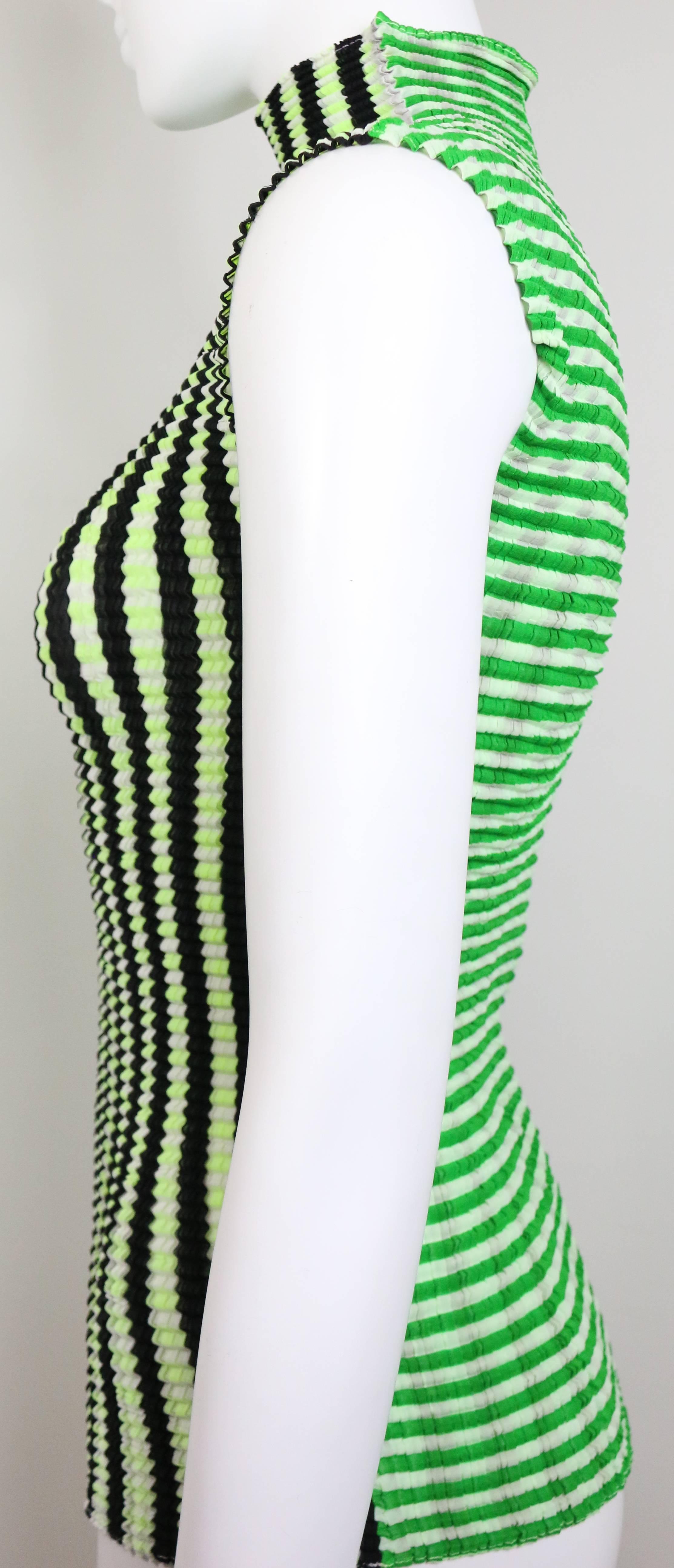 Top sin mangas plisado de dos lados con bloques de color Issey Miyake Negro en venta