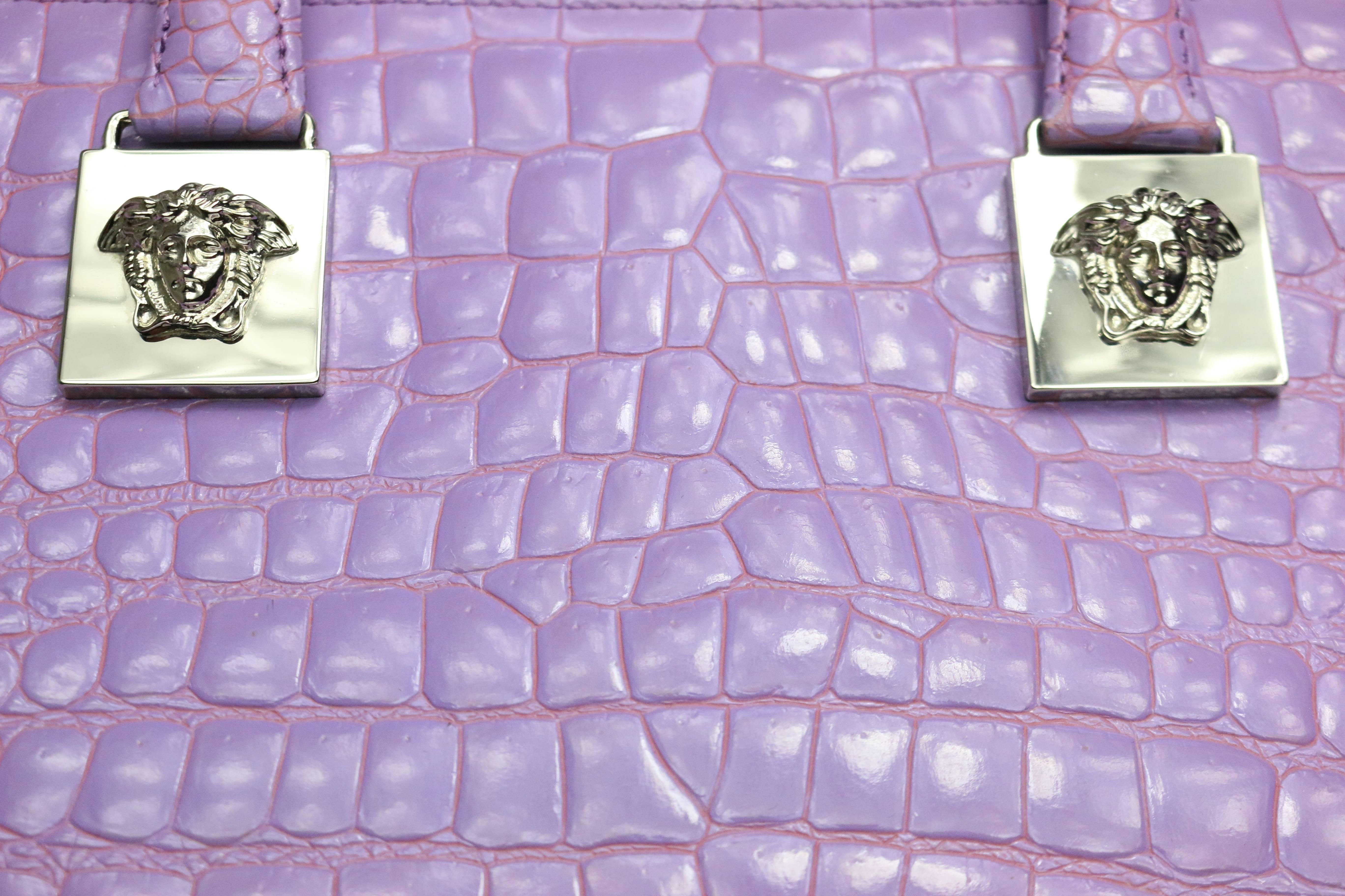 - Rare sac à main Vintage 90s Gianni Versace en cuir émaillé gaufré croco violet avec sangle, deux breloques argentées signature Versace Medusa sur chaque côté du sac. 

- Avec deux espaces supplémentaires de rangement sur le côté. 

- Hauteur :