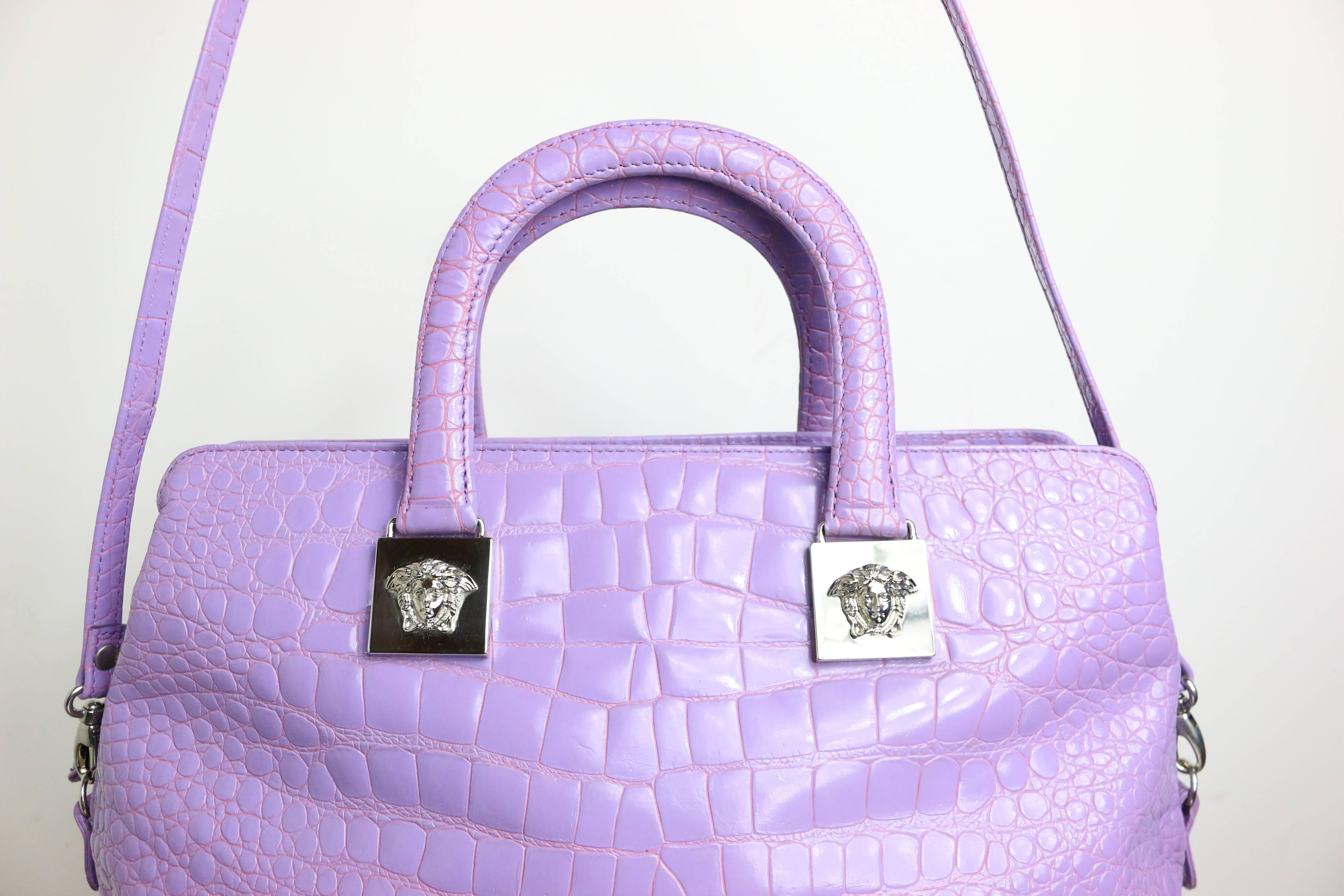 Violet Gianni Versace Couture - Sac à main en cuir émaillé gaufré au croco violet en vente