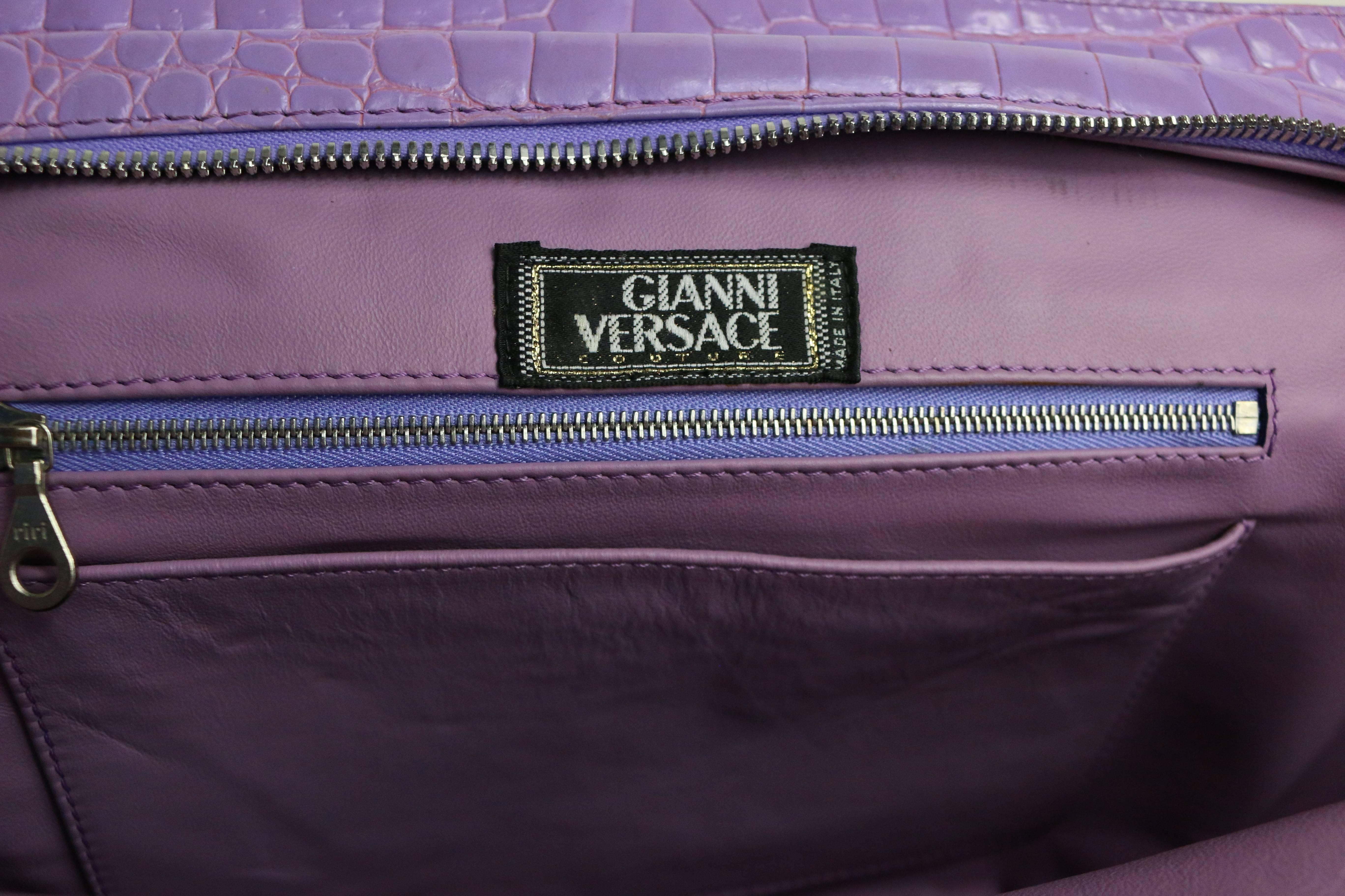 Gianni Versace Couture - Sac à main en cuir émaillé gaufré au croco violet en vente 1