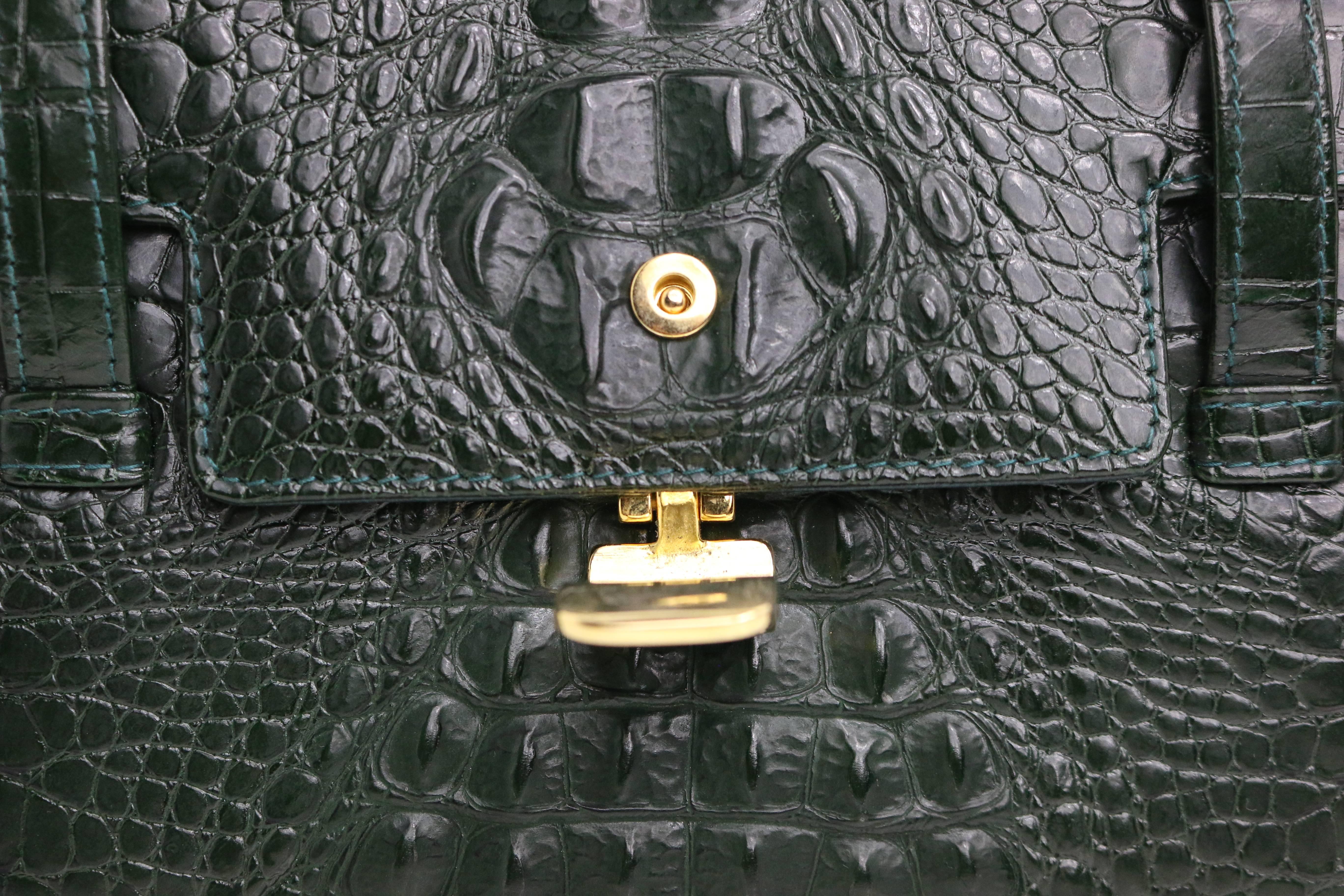 - Vintage 80s rare Georges Rech dark green croc embossed Enamel Leather Kelly Style Handbag. 

- Made in Paris. 

- Length : 9.5in I Hauteur : 5.5in I Largeur : 4in I Strap : 7in 

- Condition : Excellent état d'origine.  Veuillez noter que cet