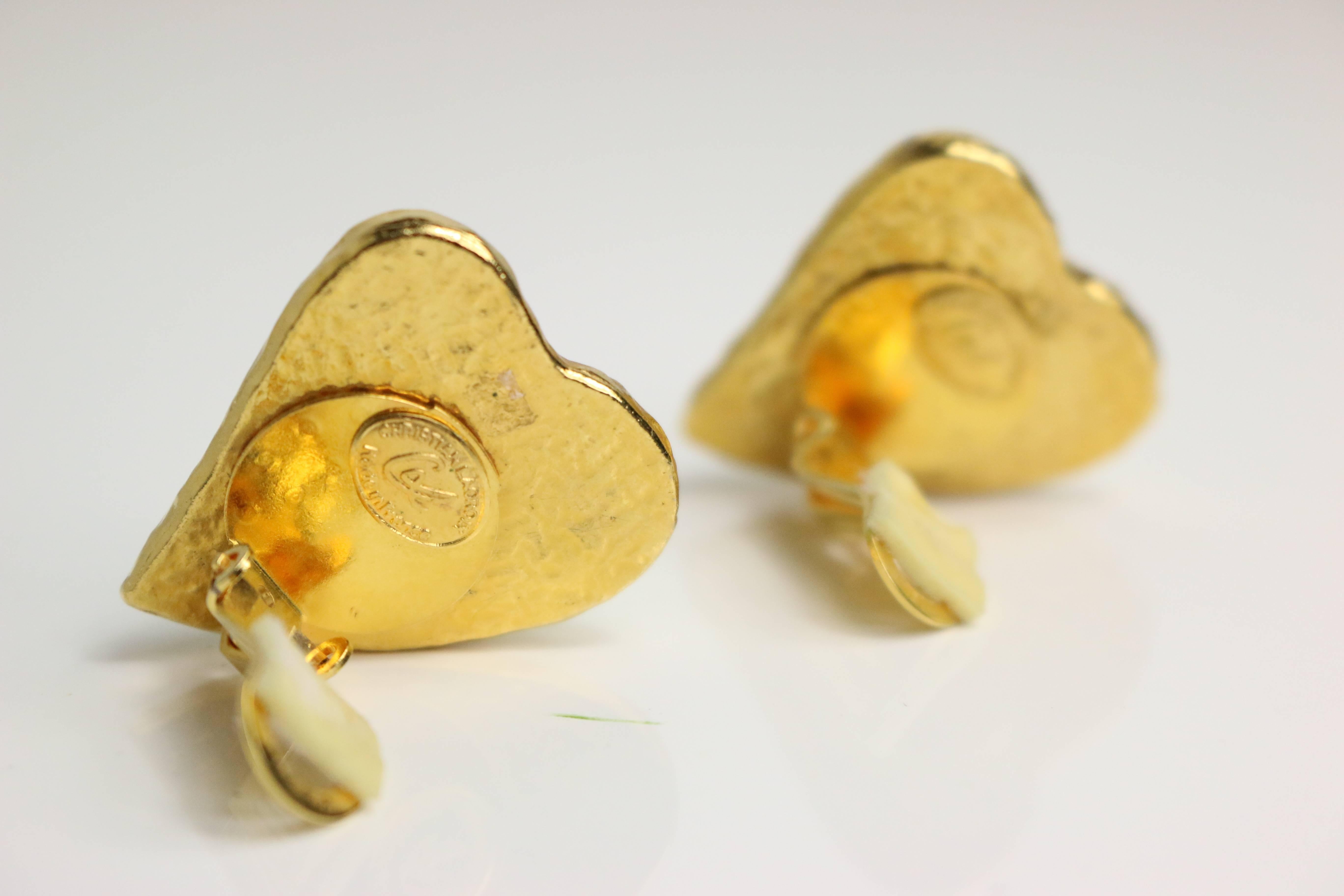 - Vintage late 80s to early 90s Christian Lacroix apple green gripoix heart shaped gold tone clip on earrings. 

-  Width: 2.5cm, Length: 3cm. 


