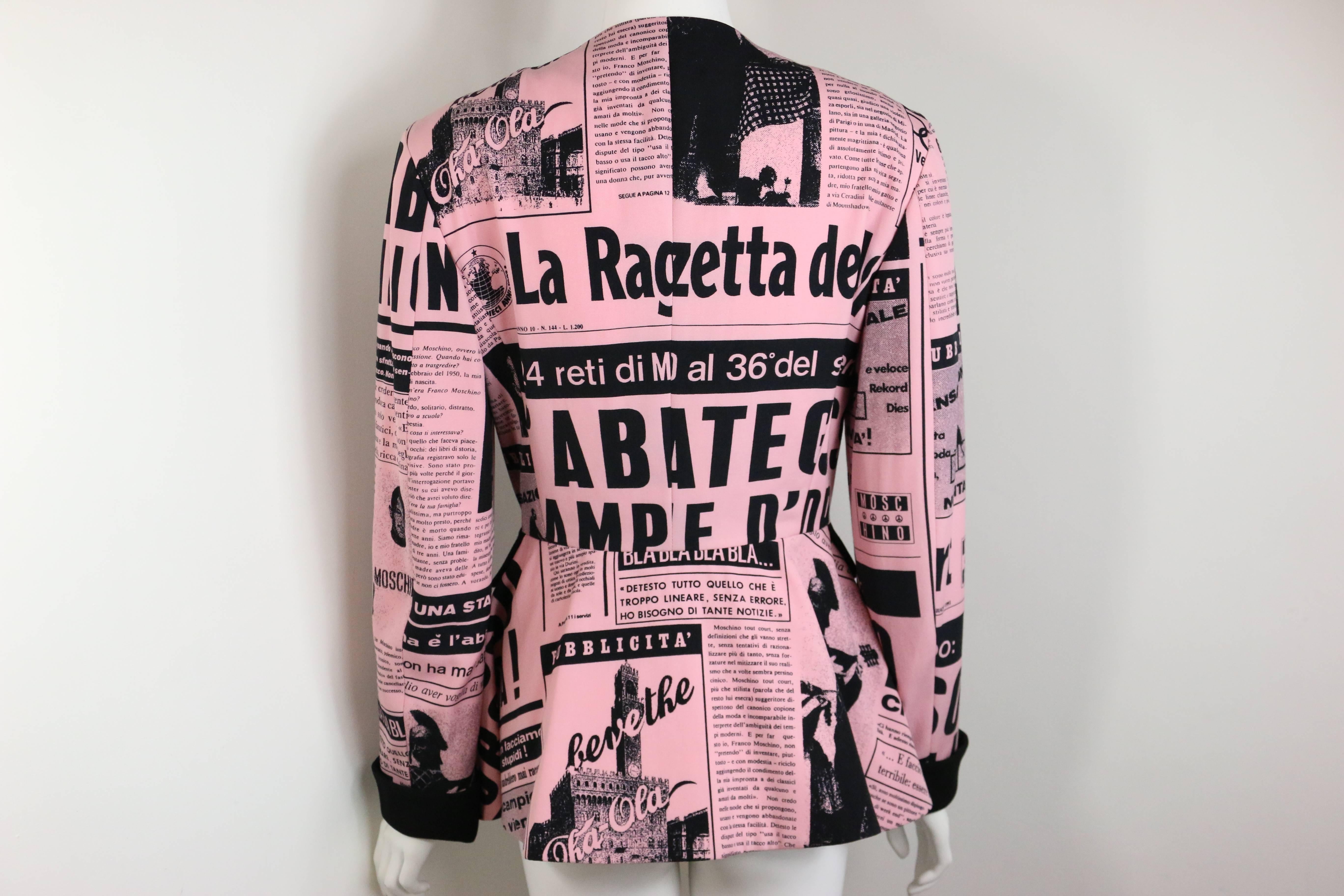 Moschino Couture Rosa Zeitungsdruck-Jacke Damen im Angebot