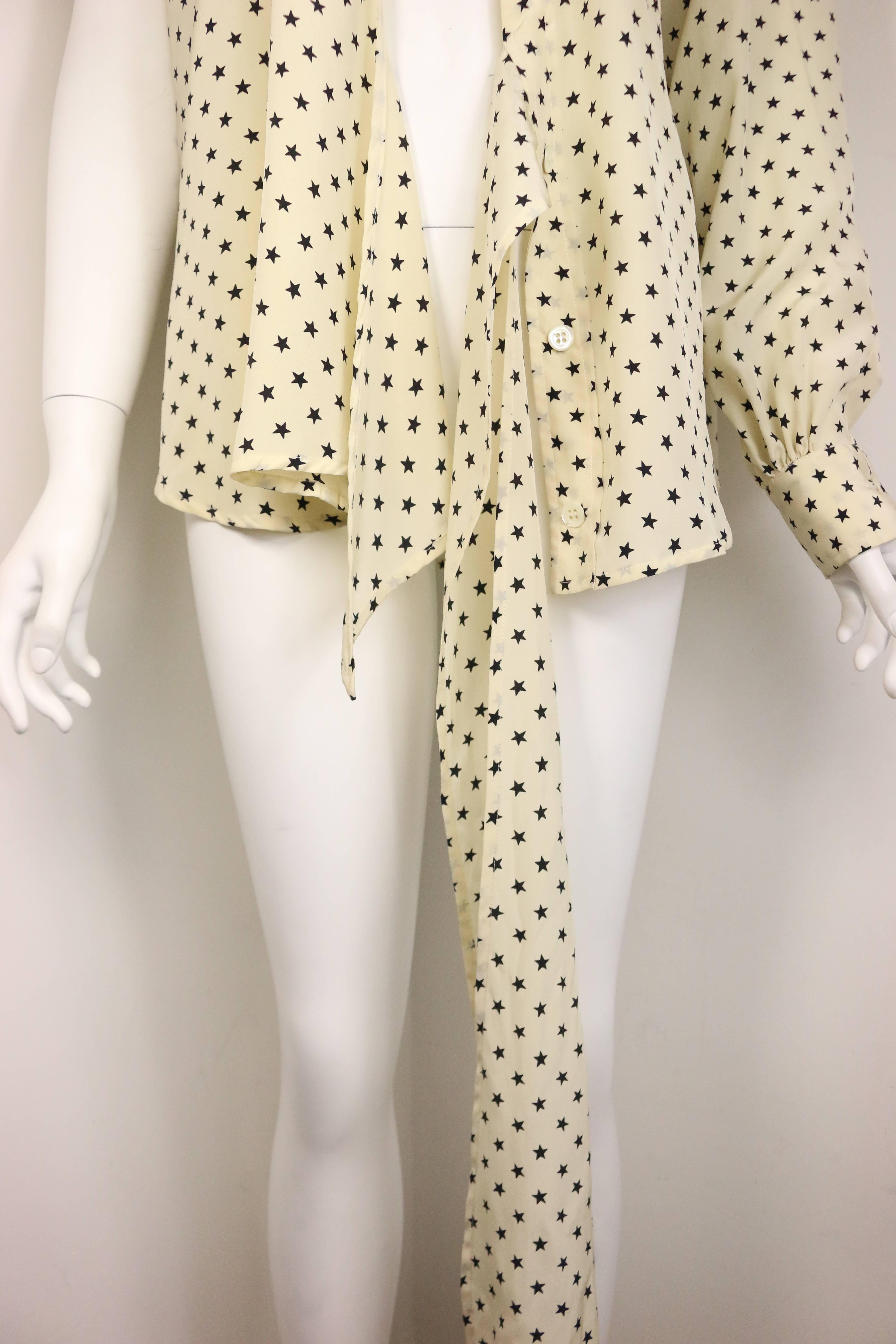 Moschino Couture Elfenbeinfarbenes asymmetrisches Seidenhemd mit Sternmuster (Beige) im Angebot