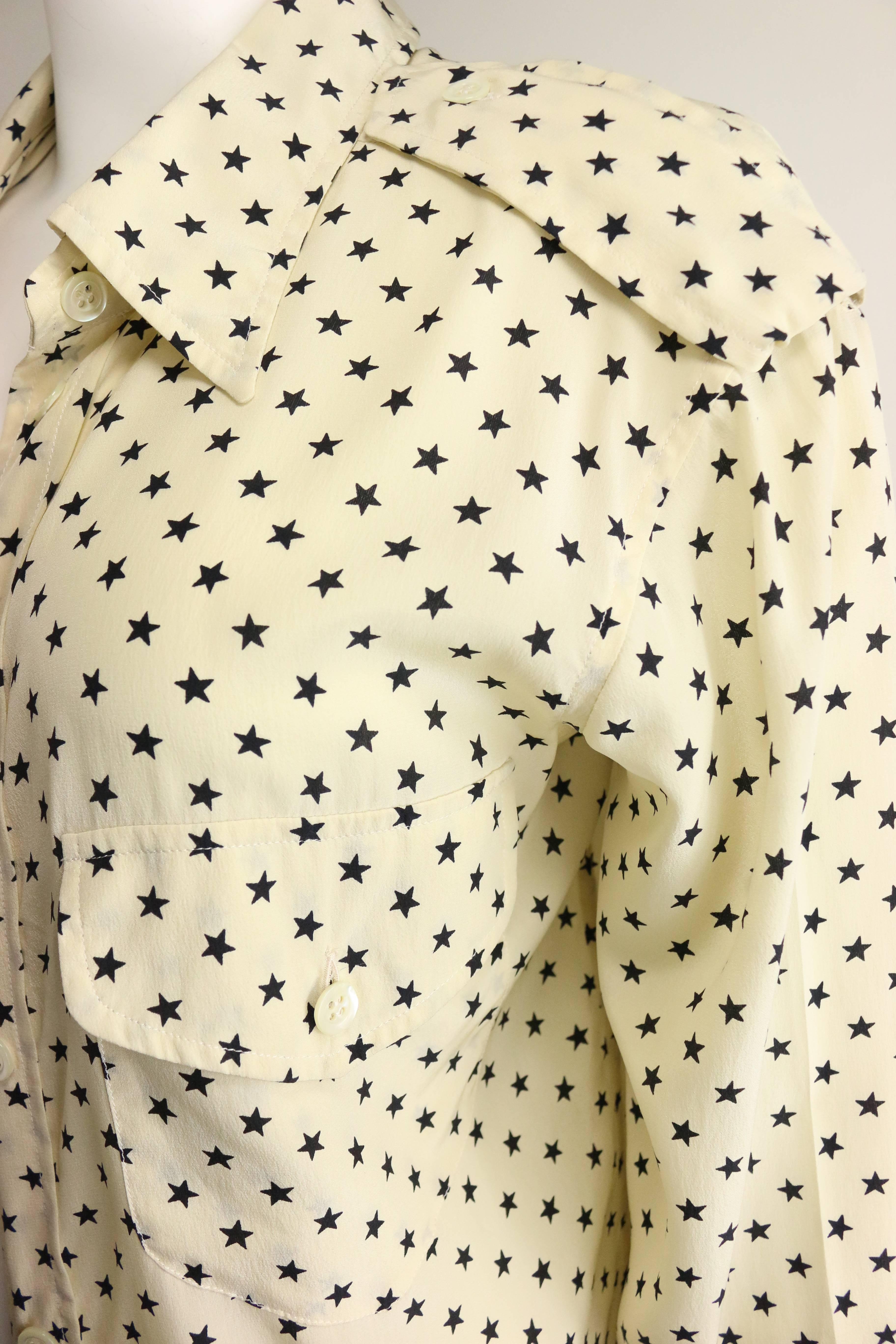 Moschino Couture Elfenbeinfarbenes asymmetrisches Seidenhemd mit Sternmuster im Zustand „Hervorragend“ im Angebot in Sheung Wan, HK