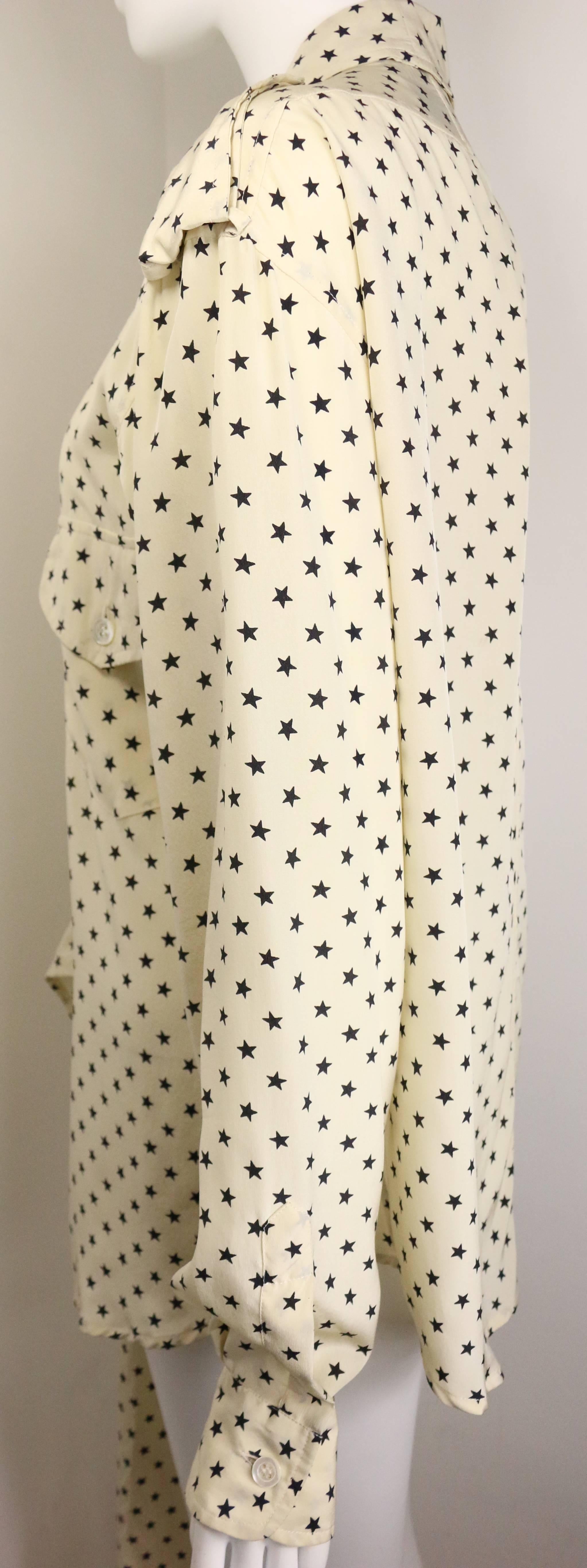 Moschino Couture Elfenbeinfarbenes asymmetrisches Seidenhemd mit Sternmuster Damen im Angebot