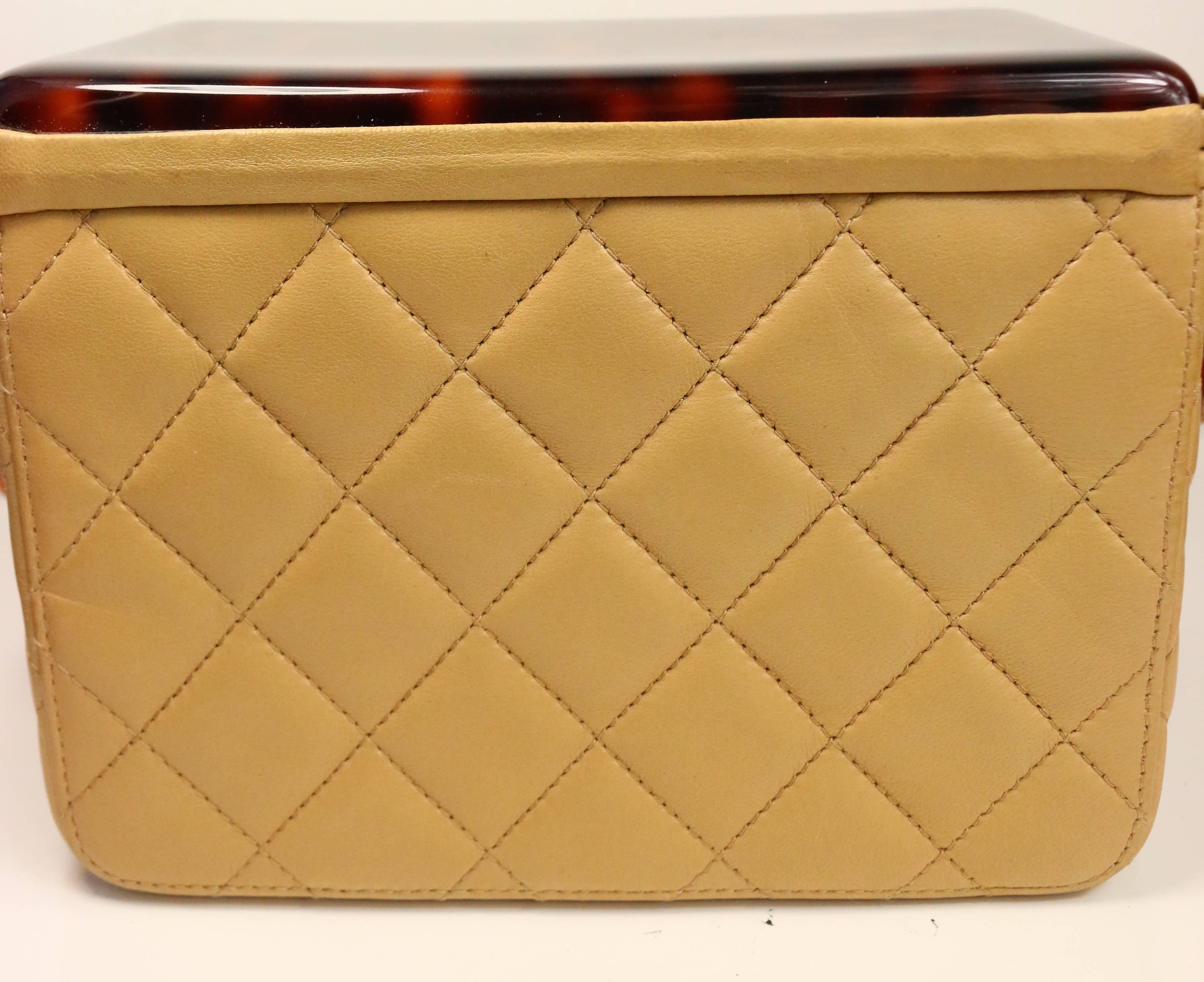 - Chanel beige leather quilted tortoise lucite top box bag from 1996 collection. 

- Boxy design with a unique tortoise shell resin top. 

- Lucite/leather entwined handles. 

- Interior lining is leather. 

- with Authenticity card. 

- Length: