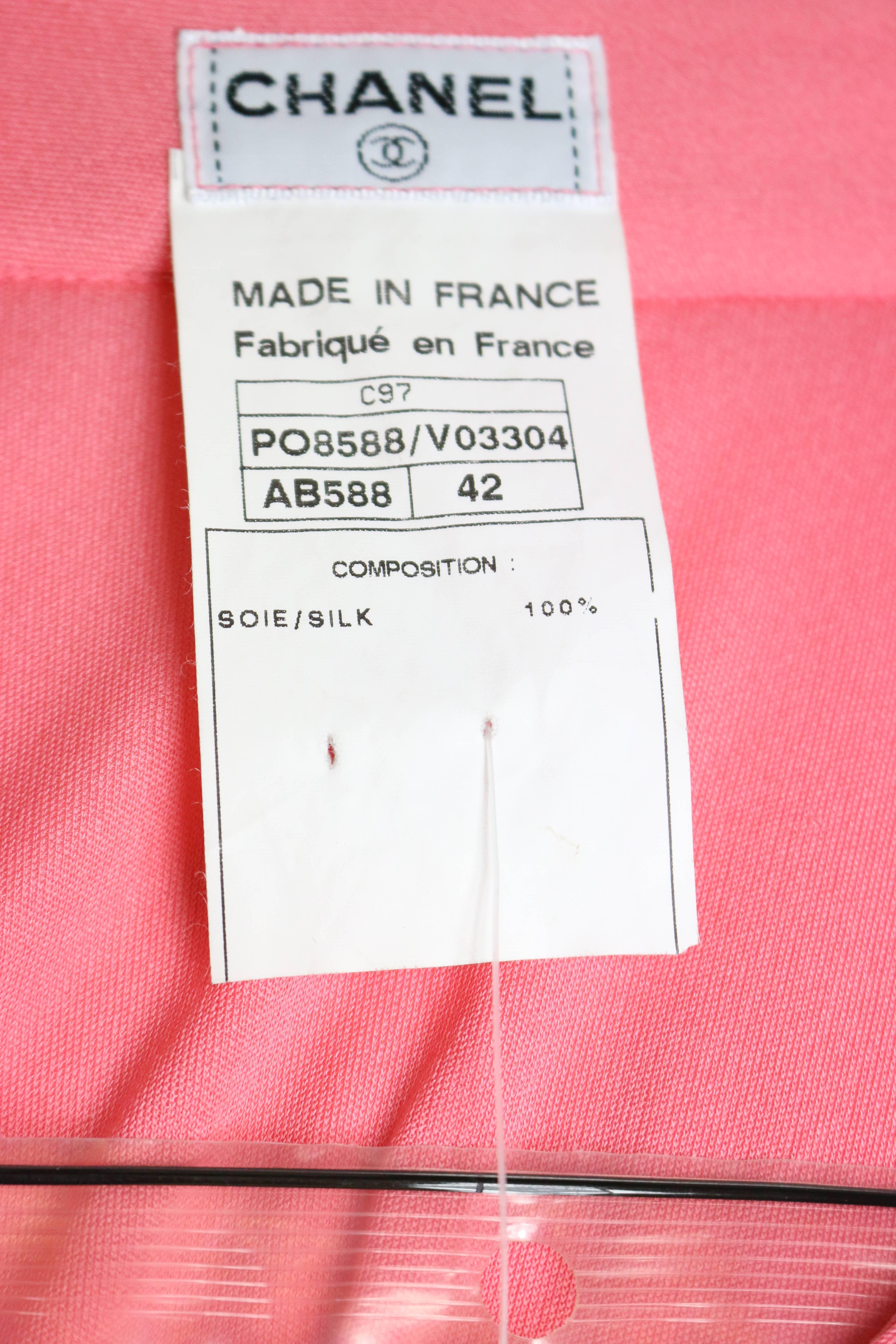 Chemise Chanel rose ornée de boutons CC  Pour femmes en vente