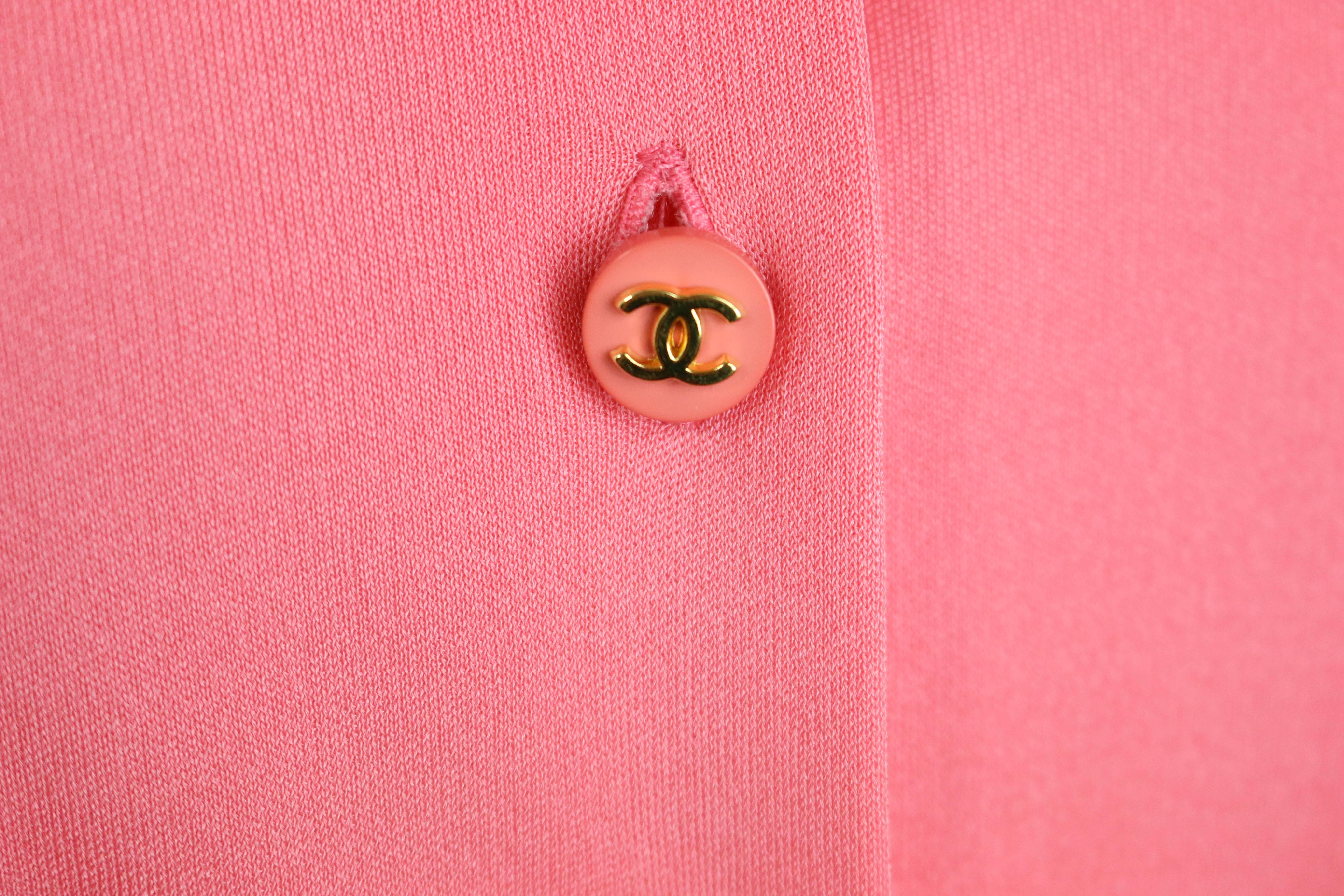 - Chemise en soie rose de Chanel, collection croisière 1997. 

- Fermeture à neuf boutons 