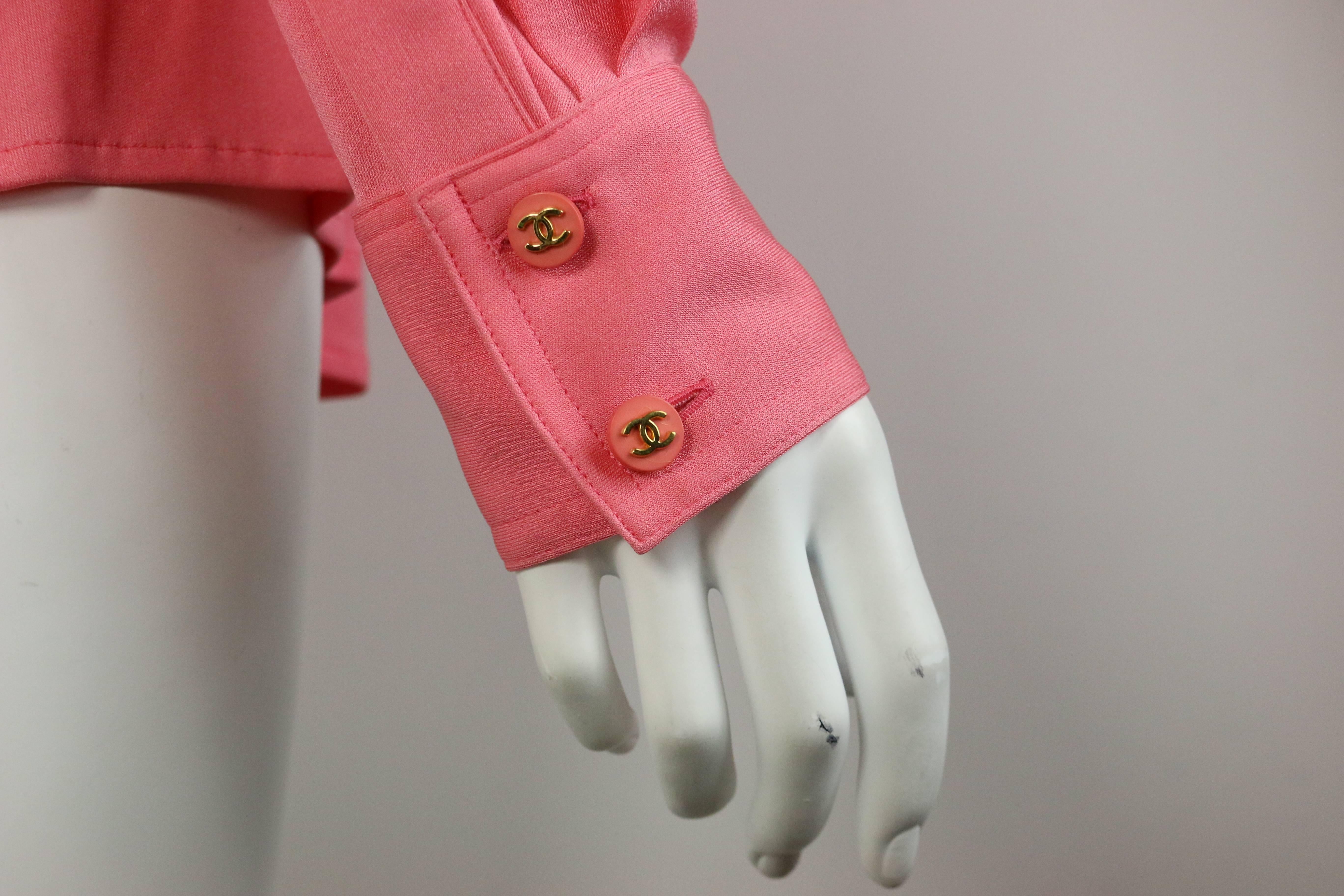 Chanel Rosa Gold CC Seidenhemd mit Knöpfen  (Pink) im Angebot
