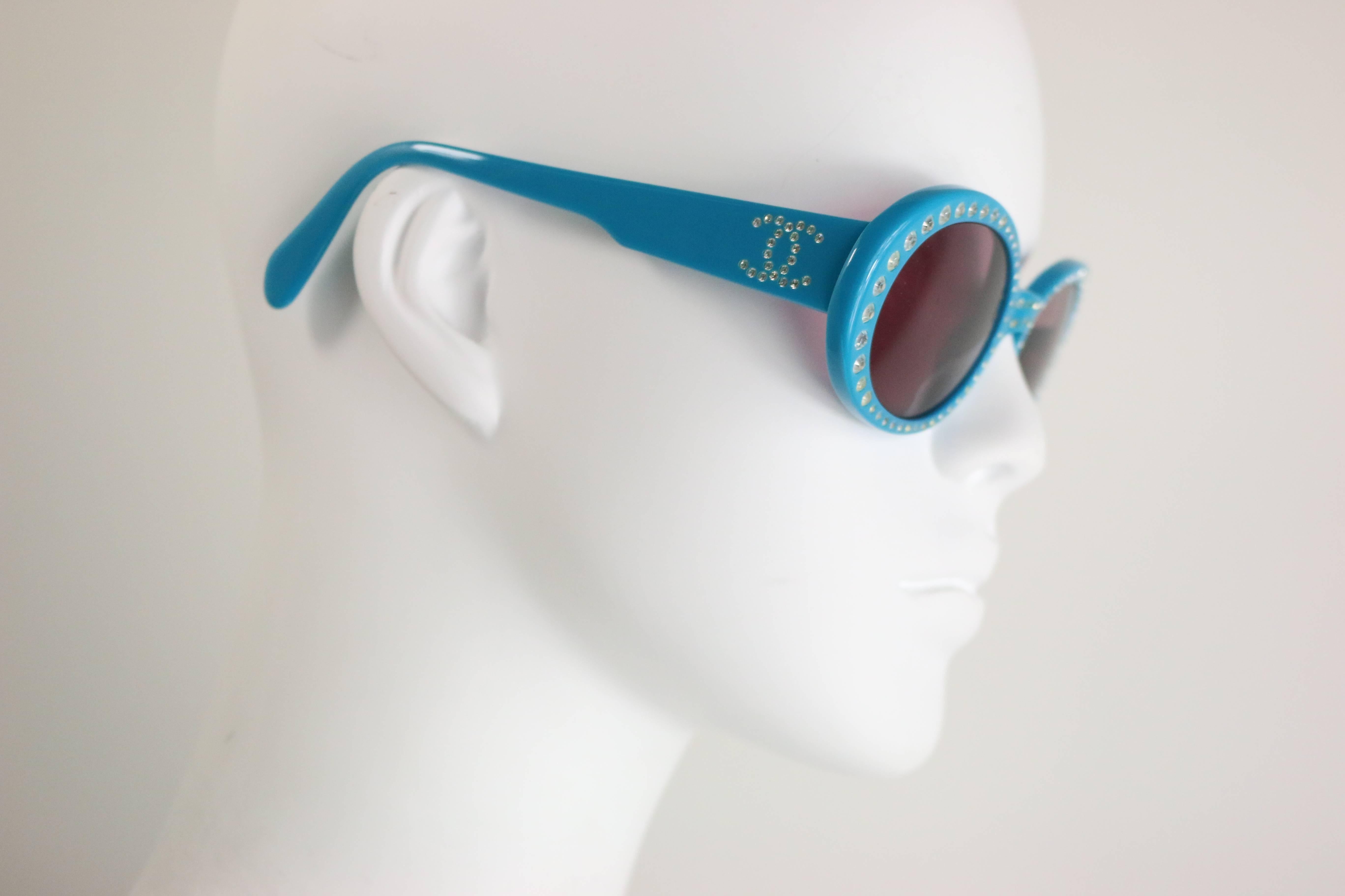 - Vintage 90s Chanel turquoise with clear graduated rhinestones oval frames sunglasses. 

- Featuring rhinestones 
