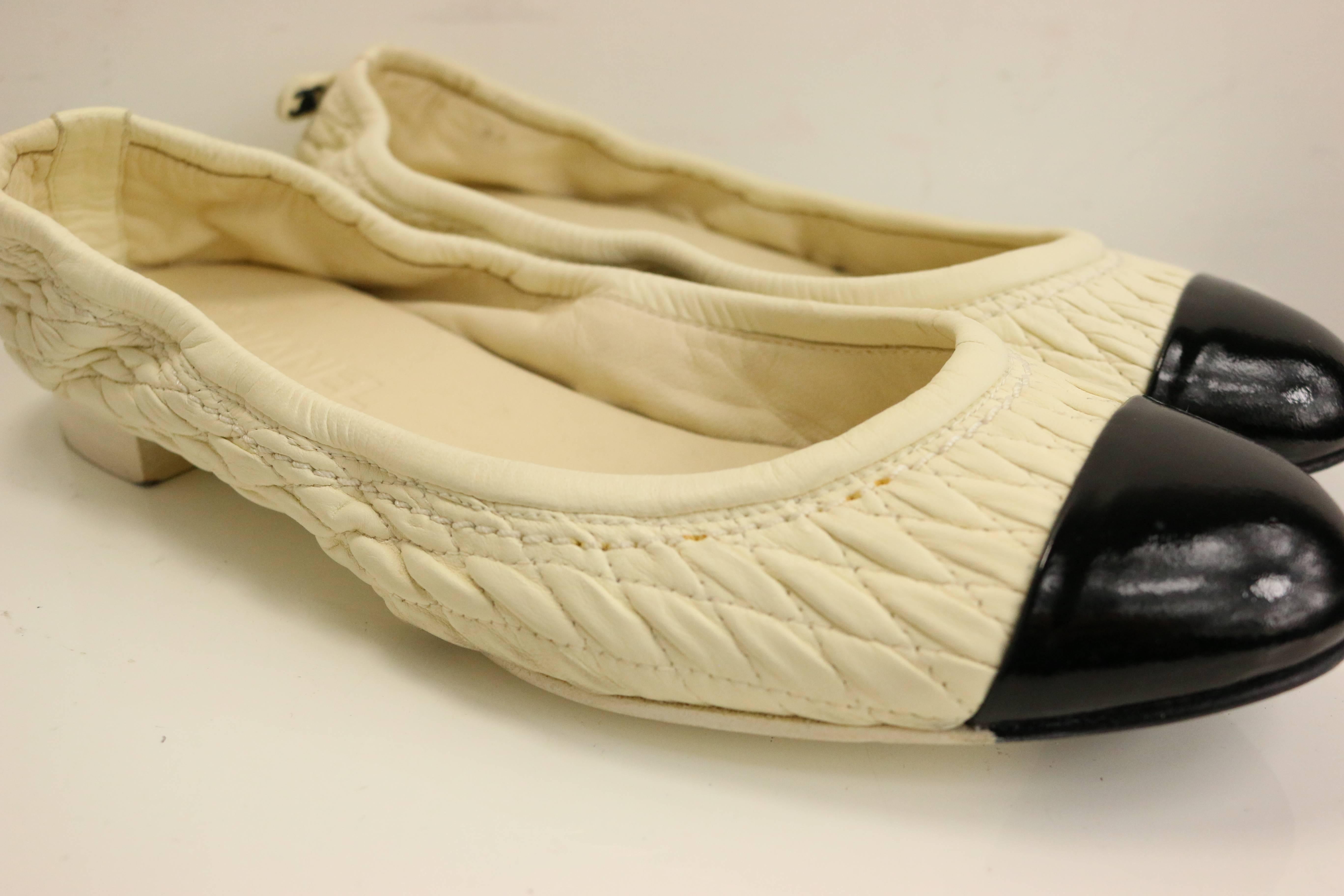 - Vintage 90s Chanel bi tones quilted white leather / black patent leather cap toe stretch ballerina ballet flats shoes. 

- Made in Italy. 

- Featuring black 