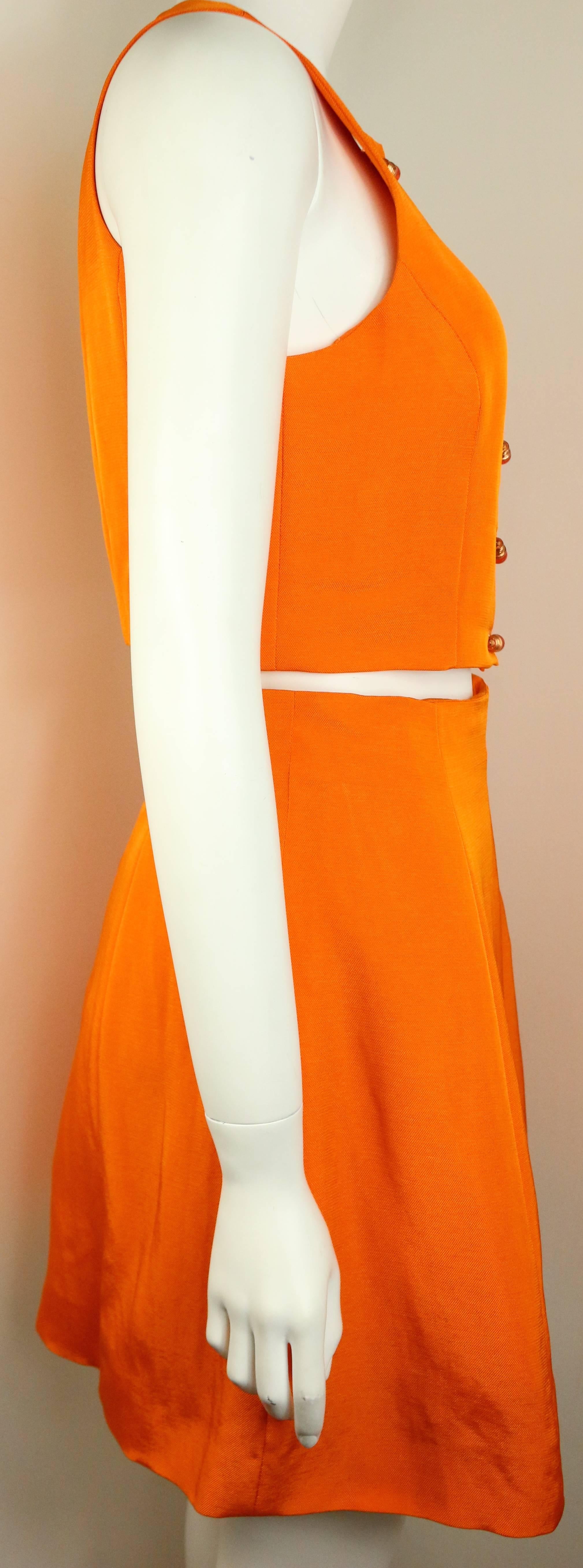 Orange Chloé - Ensemble gilet et jupe court orange avec boutons en forme d'ampoule  en vente