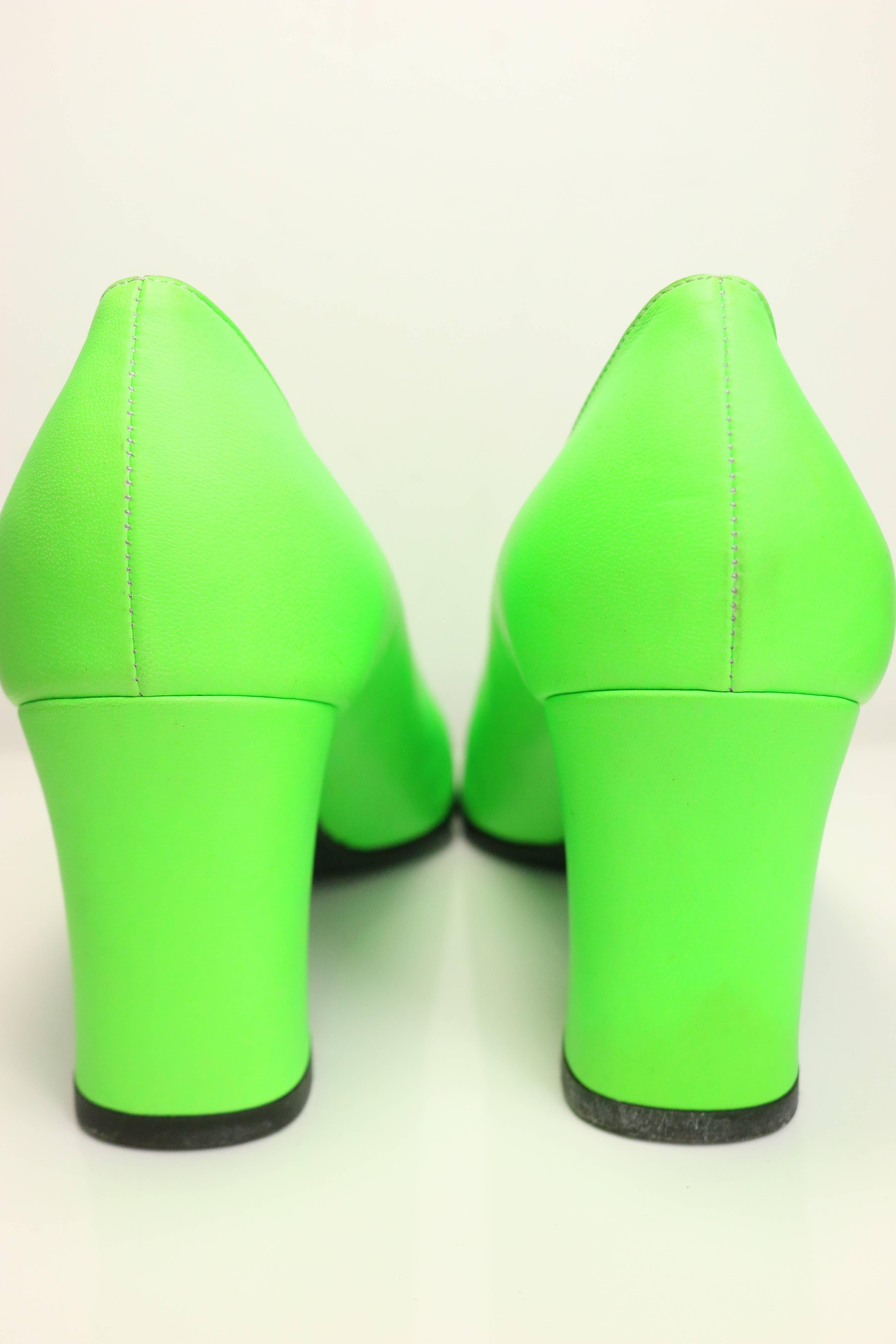 Vert Gianni Versace - Chaussures à talons carrés en cuir vert fluo en vente