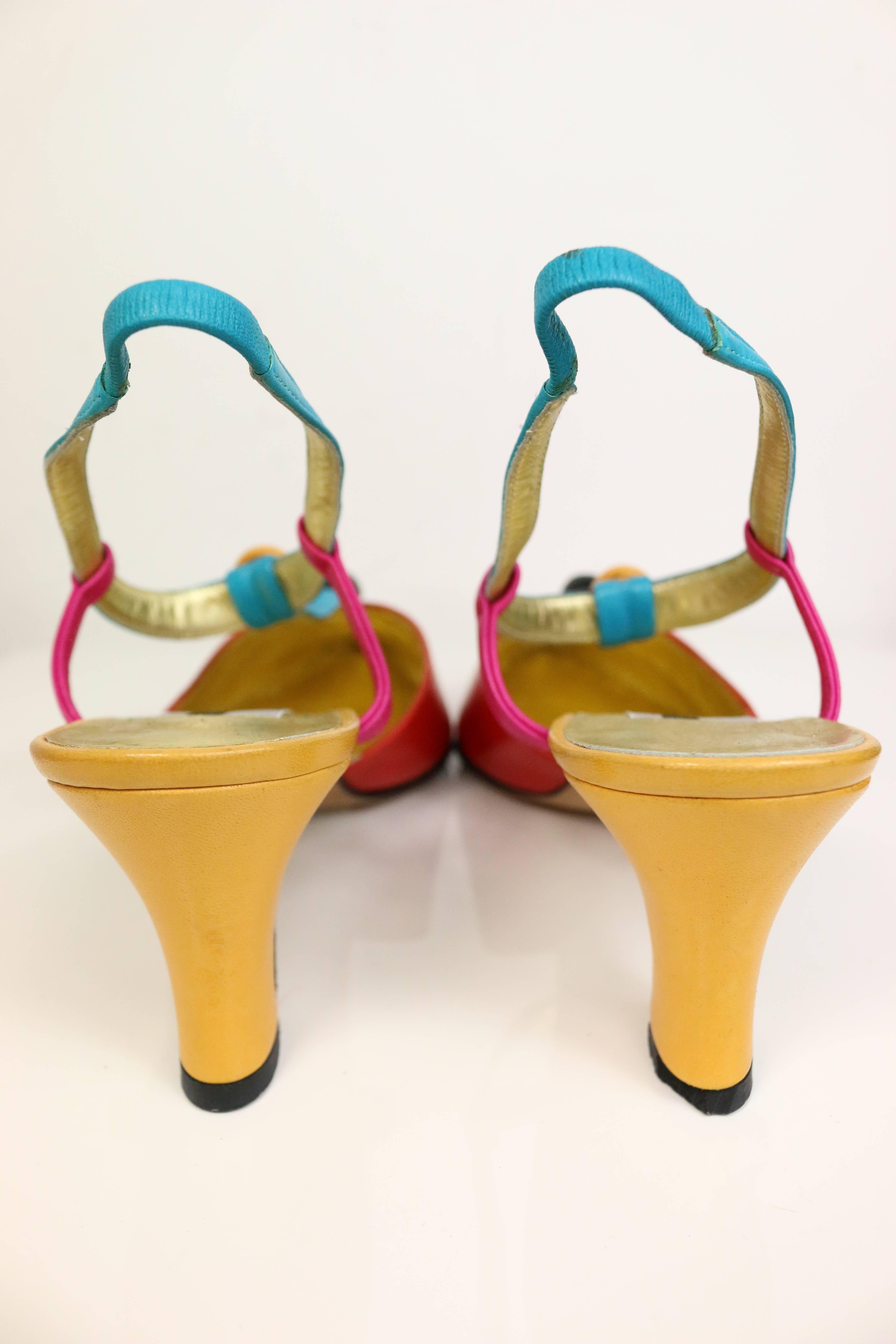 - Vintage 80s Pancaldi colour blocked (turquoise, rouge, rose, jaune, noir) slingback shoes en cuir. 

- Taille 37.5 

- Fabriqué en Italie. 

