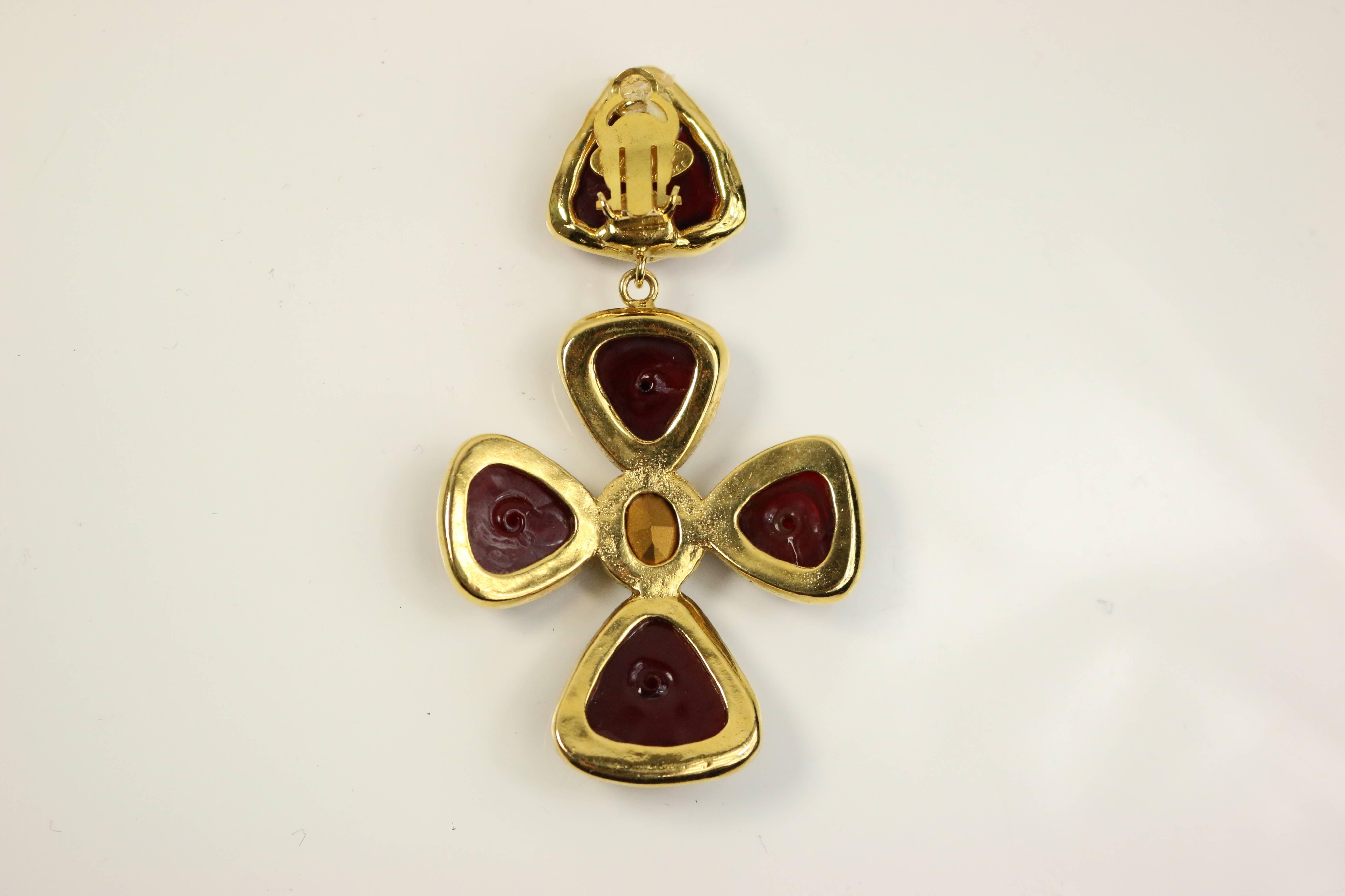 - Vintage 90s stunning and rare Chanel burgundy gripoix drop clip-on earrings with four sections shaped like a clover, a blue rhinestone in the middle and a triangle shape burgundy gripoix on top of the clover. Set in gold-tone. 

- Made in France.