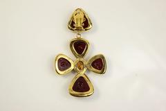 Chanel Vintage Goldtone Burgunder Gripoix Kleeblatt Tropfen Clip-On Ohrringe